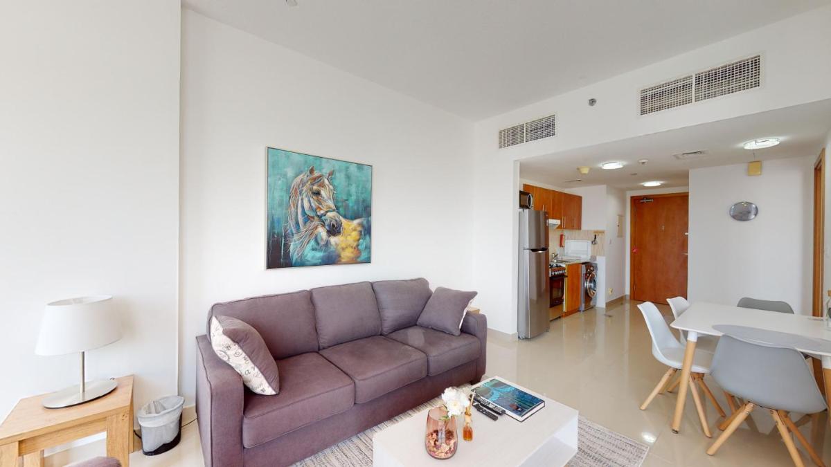 LS32 - Bright 1BR in Lake Side Tower D