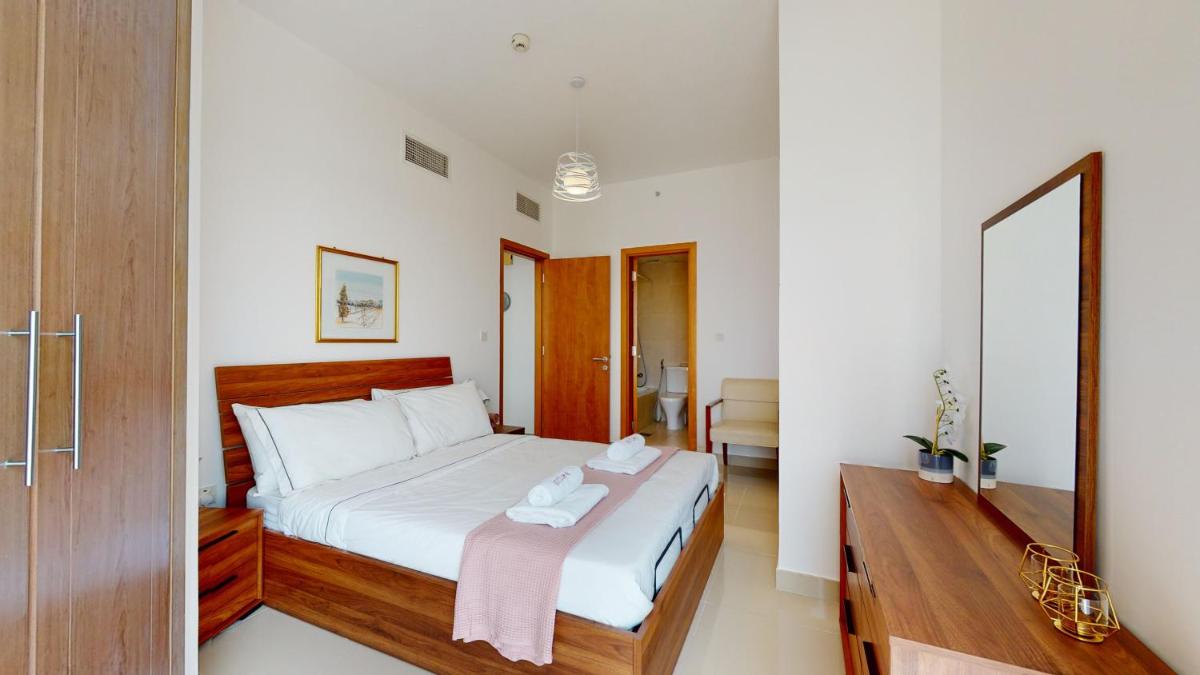 LS32 - Bright 1BR in Lake Side Tower D