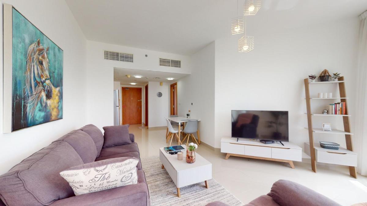 LS32 - Bright 1BR in Lake Side Tower D