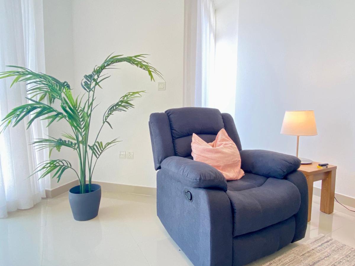 LS32 - Bright 1BR in Lake Side Tower D