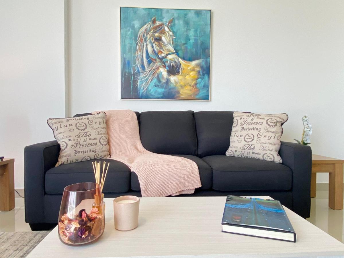LS32 - Bright 1BR in Lake Side Tower D