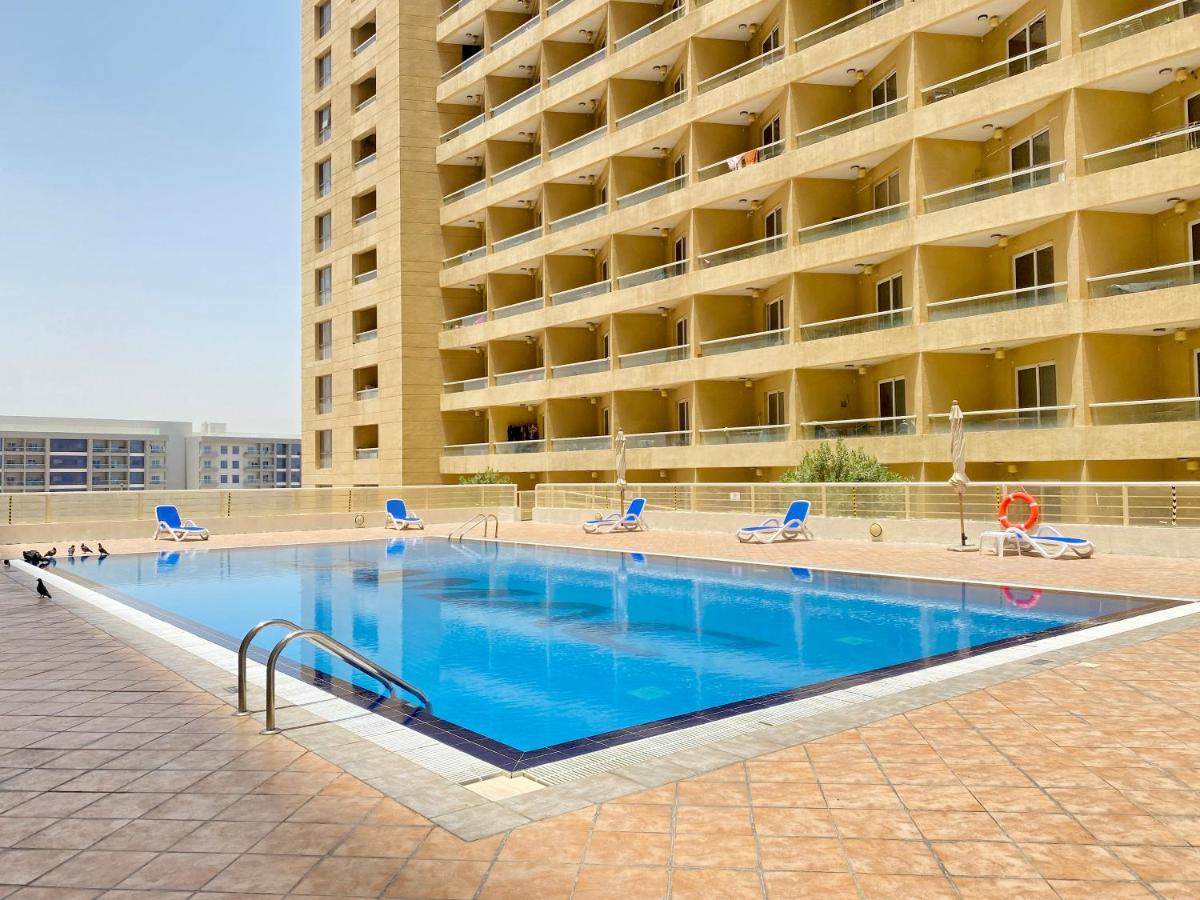 LS32 - Bright 1BR in Lake Side Tower D