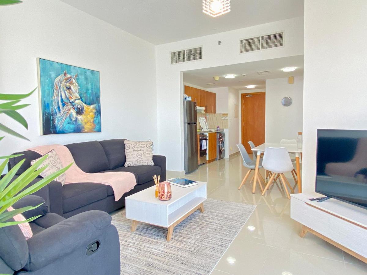 LS32 - Bright 1BR in Lake Side Tower D