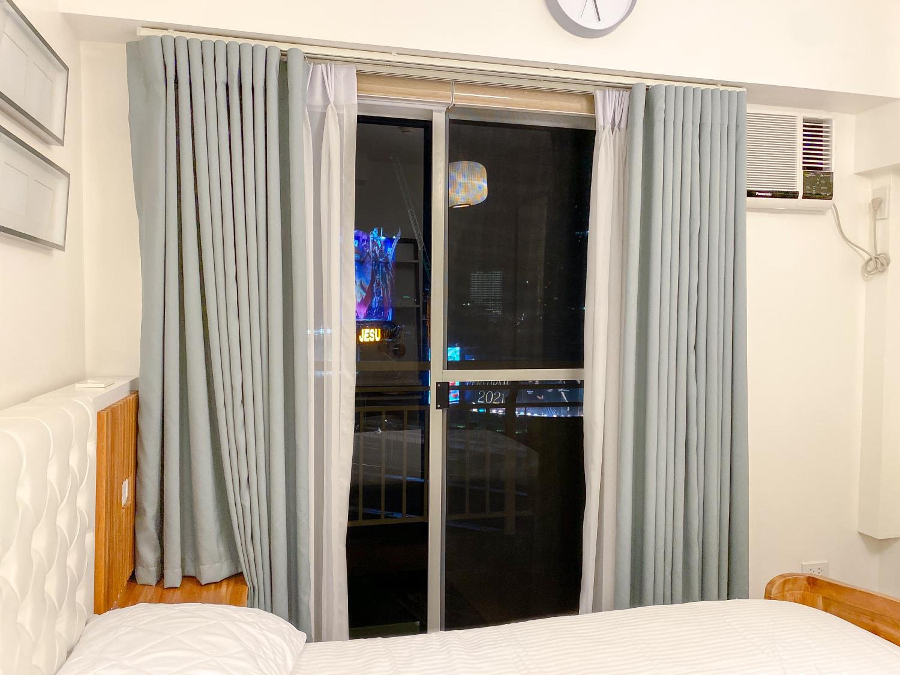 Large 1-Bedroom Condo 60sqm Makati Rockwell CBD Poblacion view 3