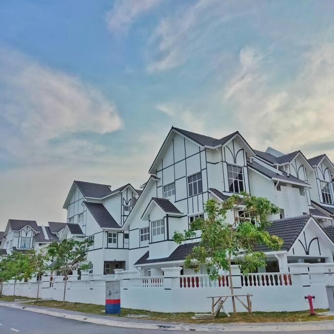 3 Storey Swimming Pool&Projector House Setia Alam photo 1