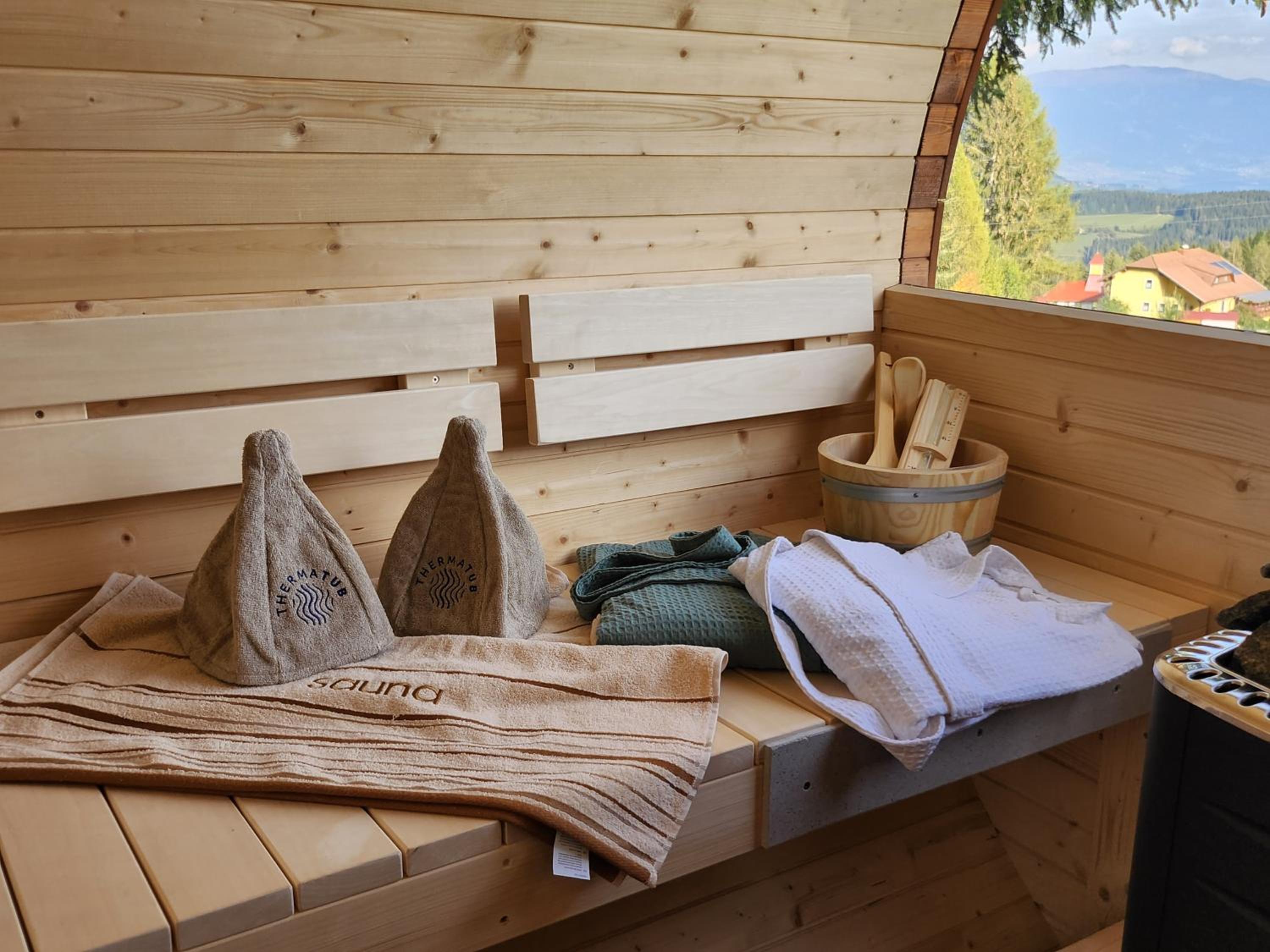 Urige Waldbienenhütte