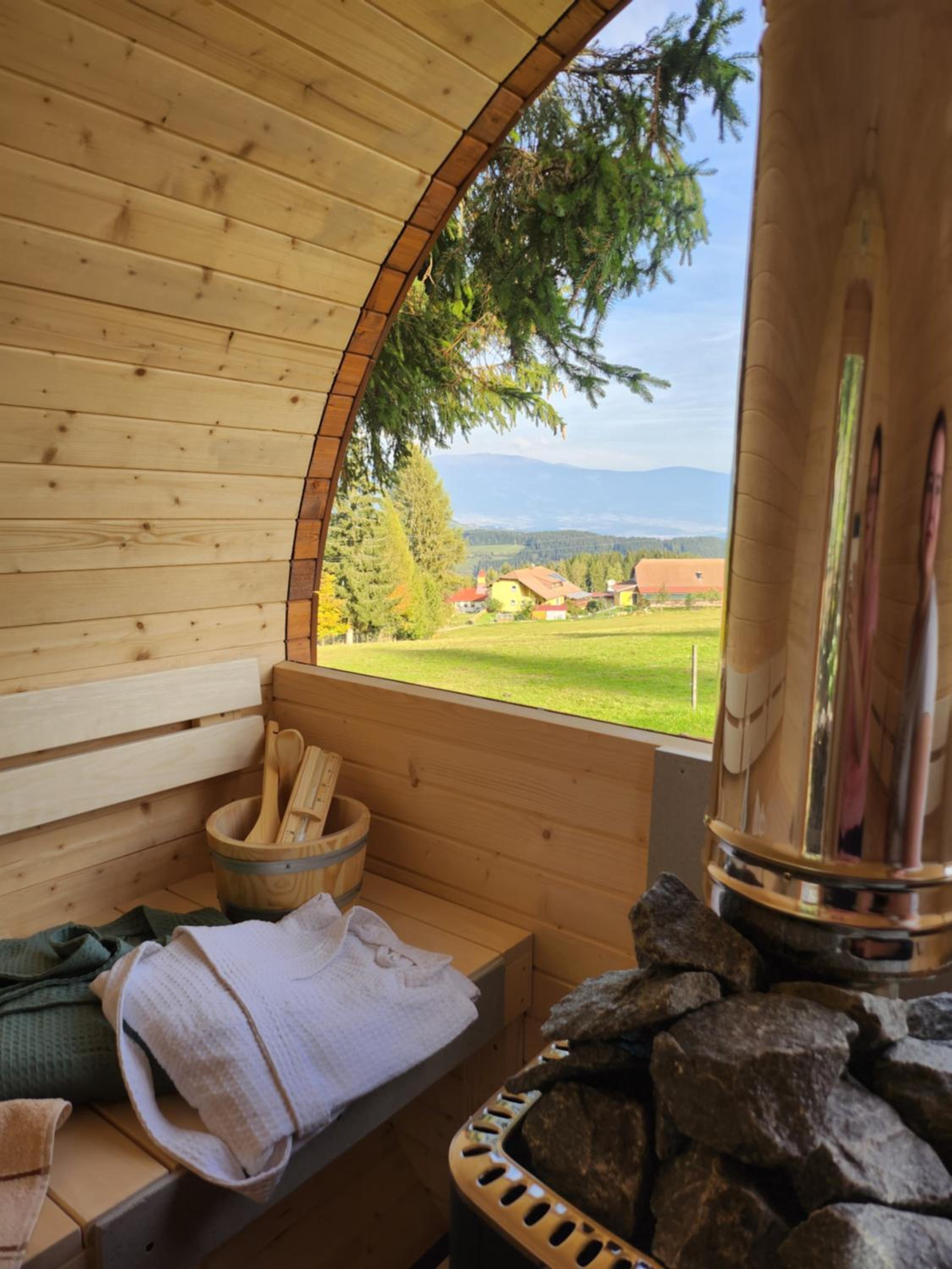 Urige Waldbienenhütte