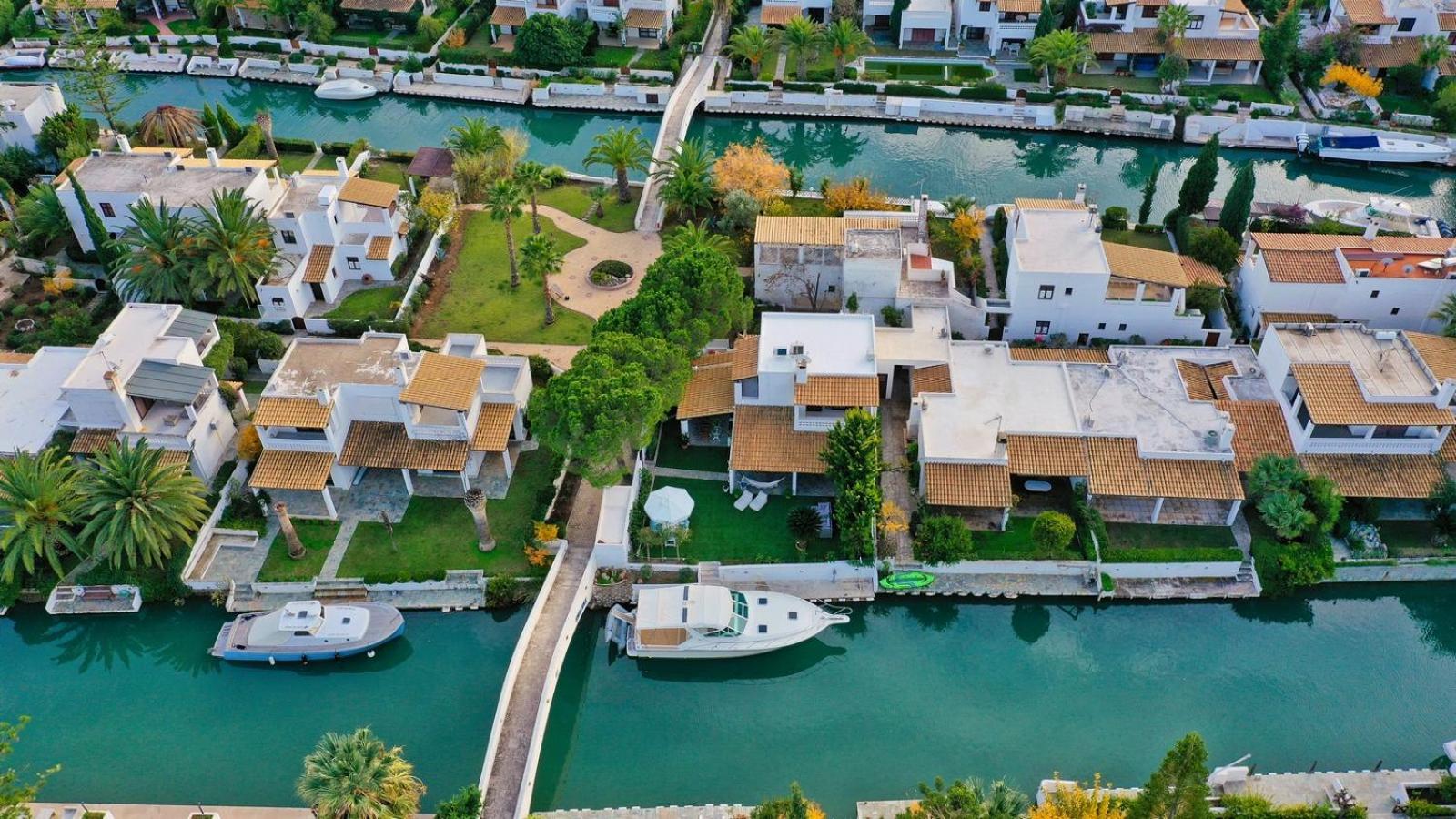 Villasonboard Dock Villa 3 Bed, 3 Bath, Canal, Greek Venice Porto Hydra