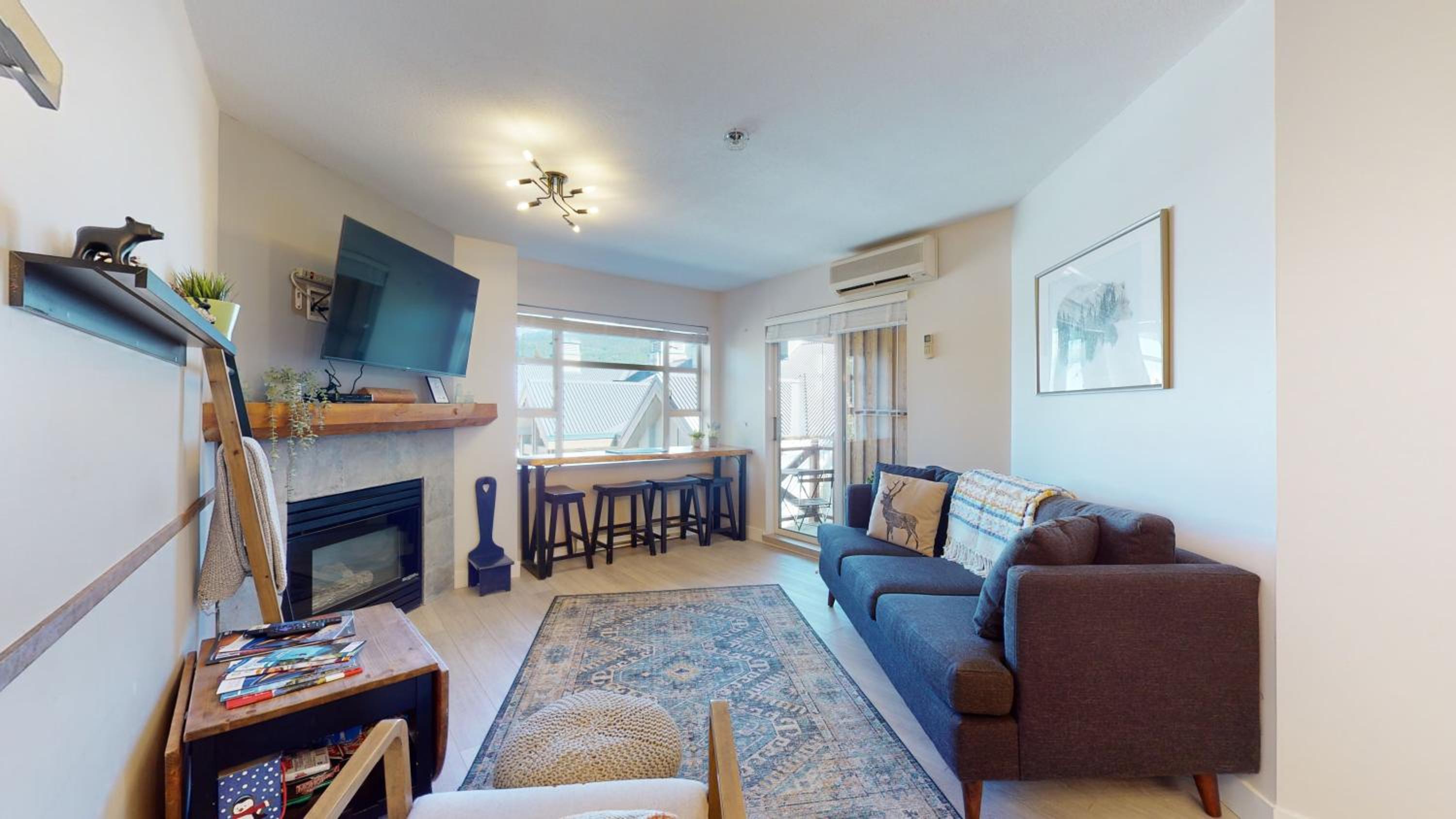 1BR plus Den in Marketplace Lodge, Village Location, Mountain Views, Complex Hot Tub