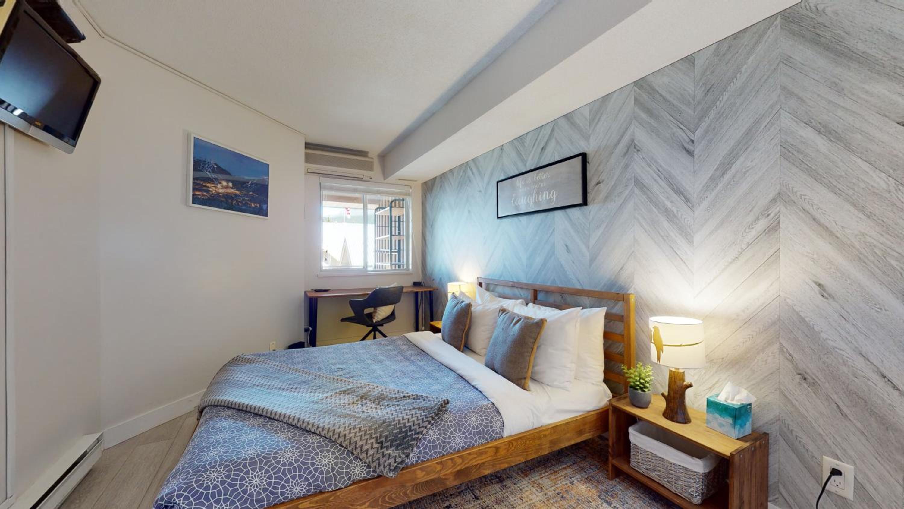 1BR plus Den in Marketplace Lodge, Village Location, Mountain Views, Complex Hot Tub