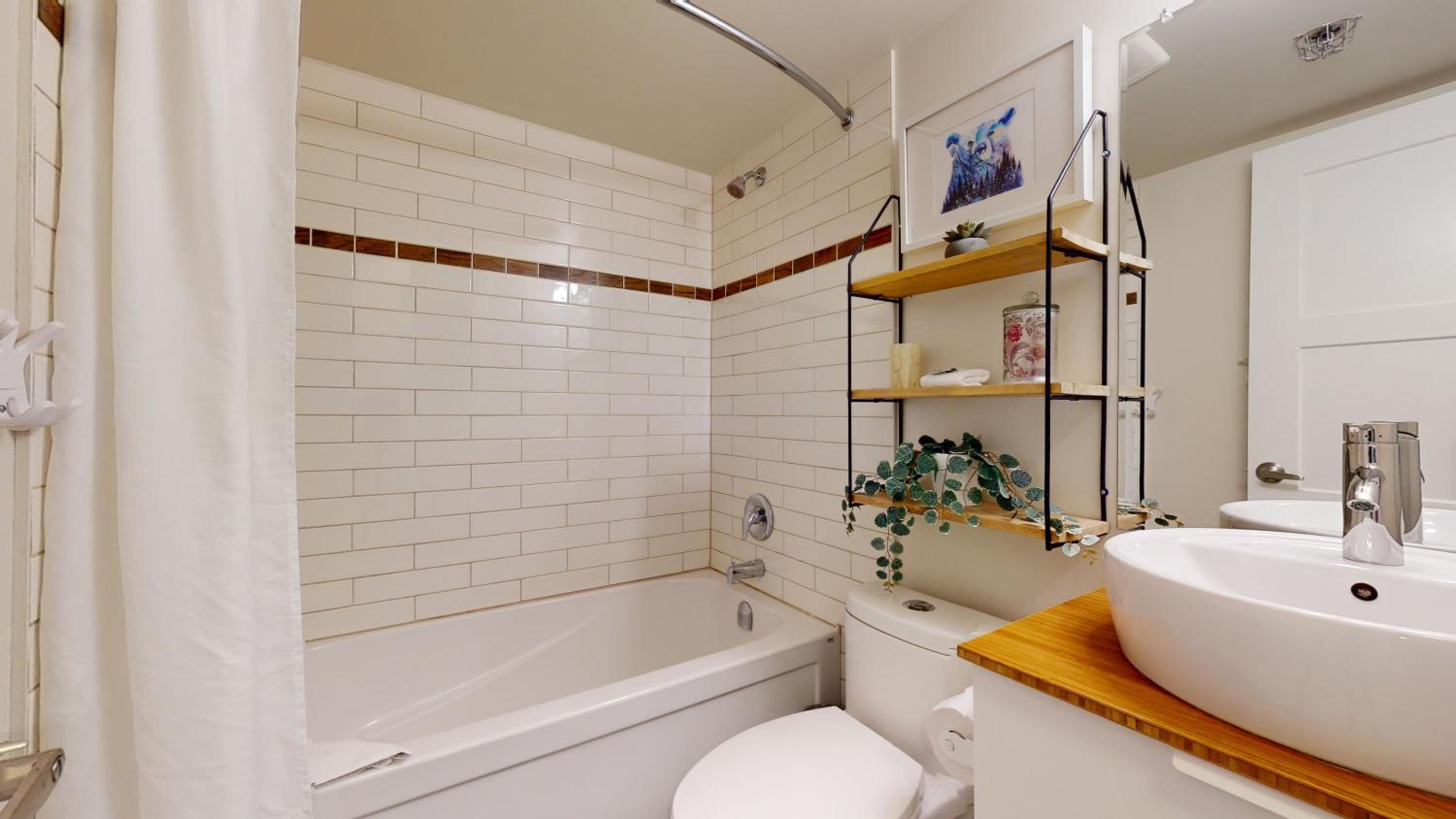 1BR plus Den in Marketplace Lodge, Village Location, Mountain Views, Complex Hot Tub