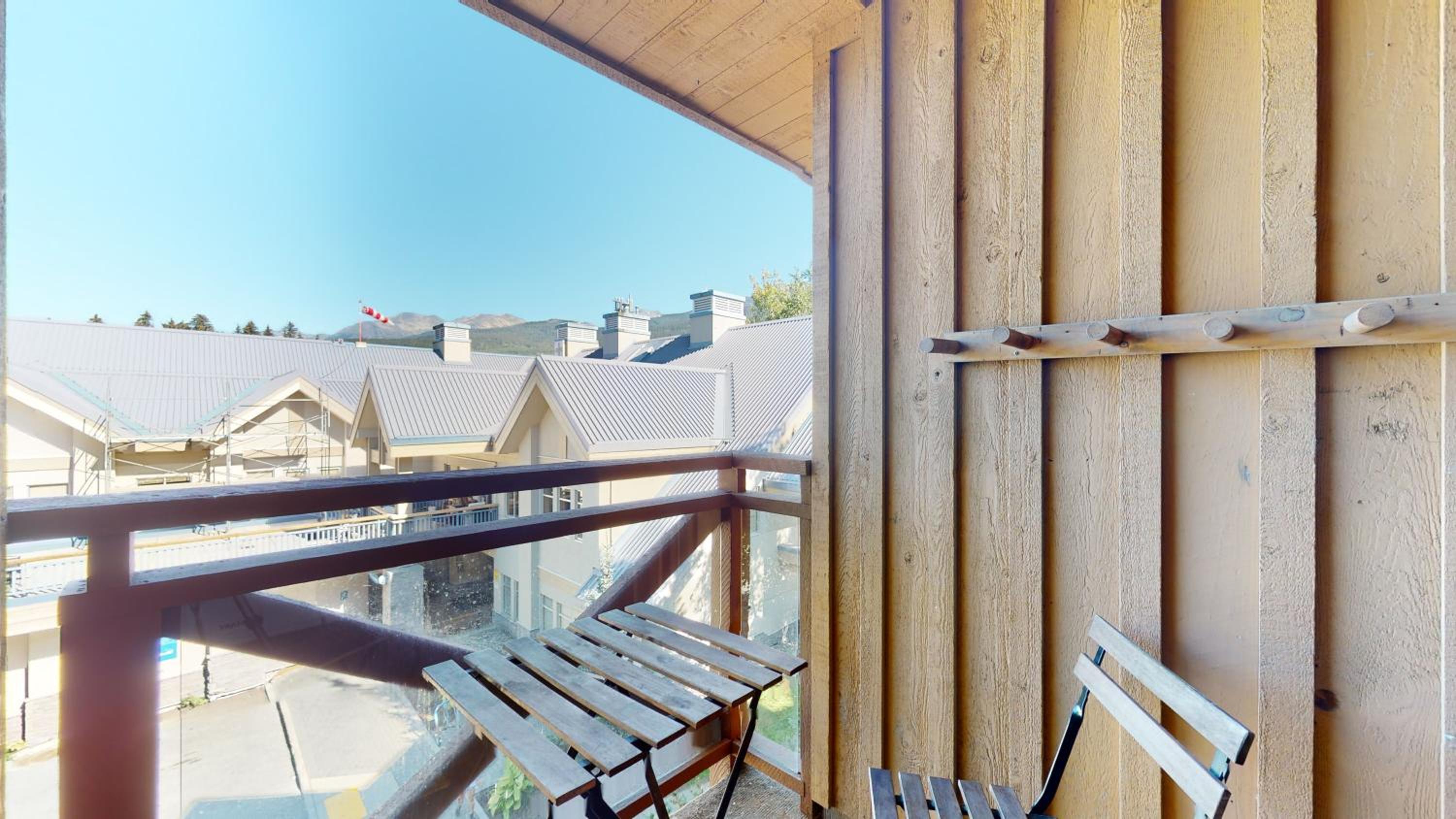 1BR plus Den in Marketplace Lodge, Village Location, Mountain Views, Complex Hot Tub