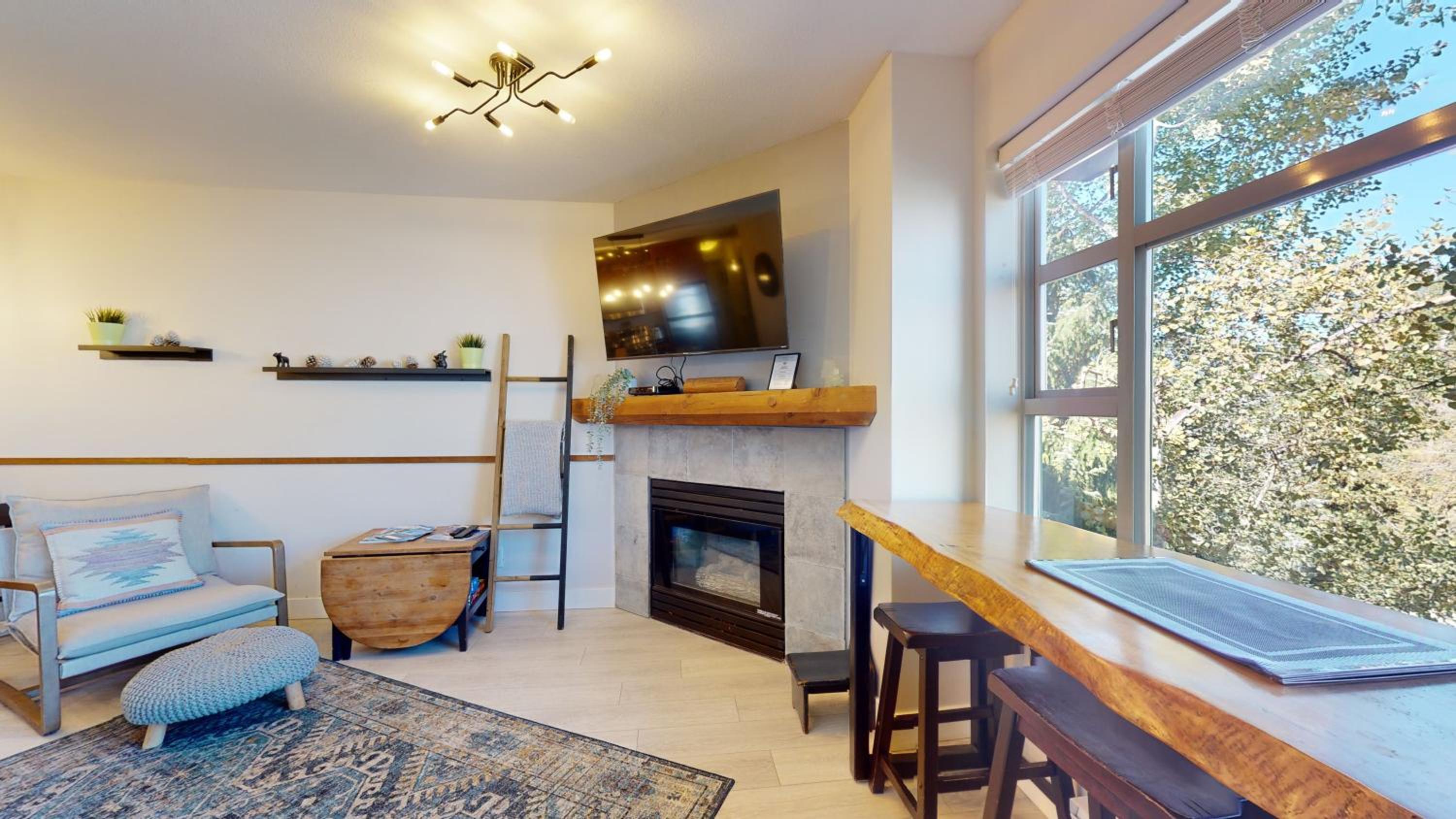 1BR plus Den in Marketplace Lodge, Village Location, Mountain Views, Complex Hot Tub