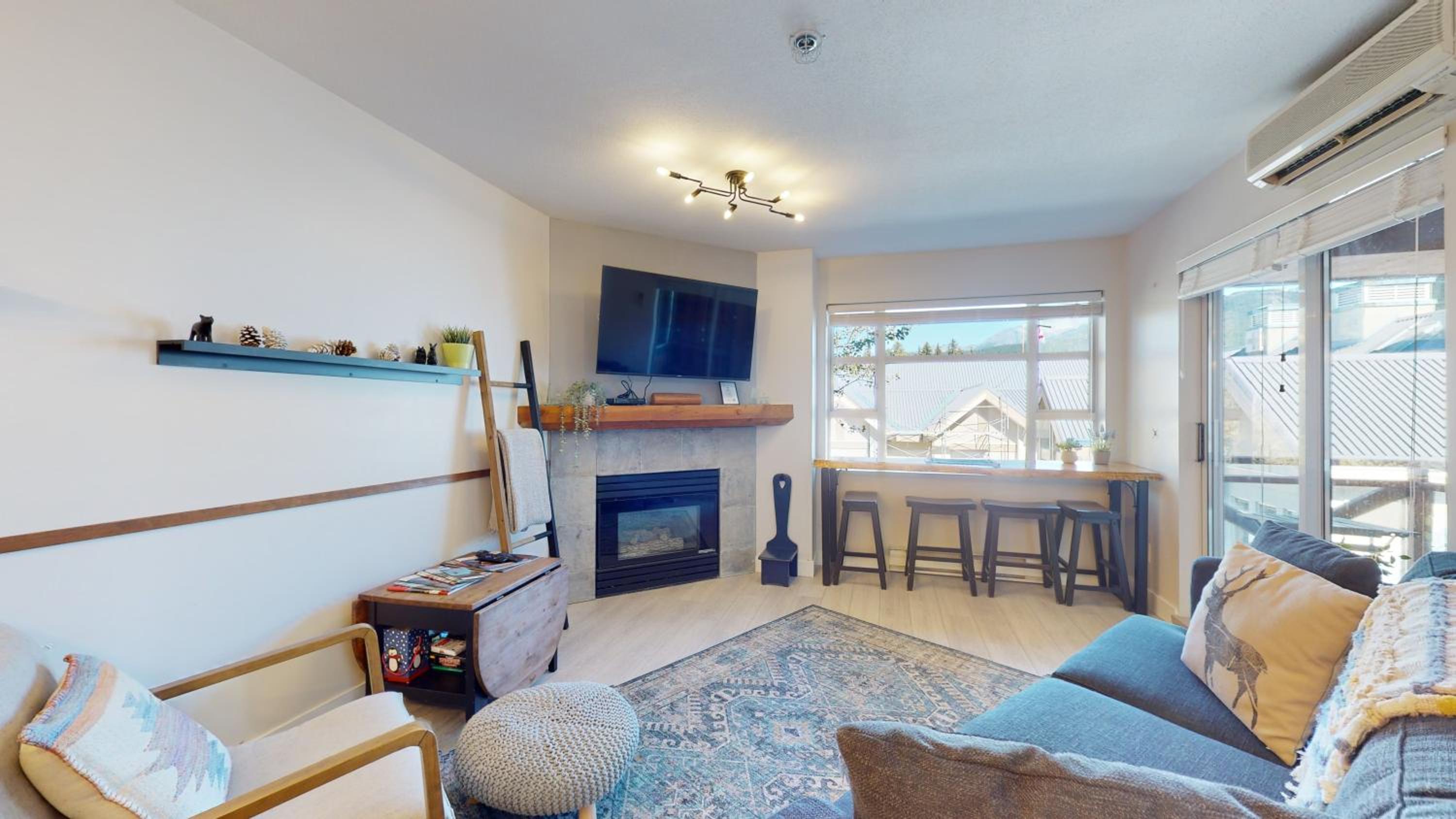 1BR plus Den in Marketplace Lodge, Village Location, Mountain Views, Complex Hot Tub