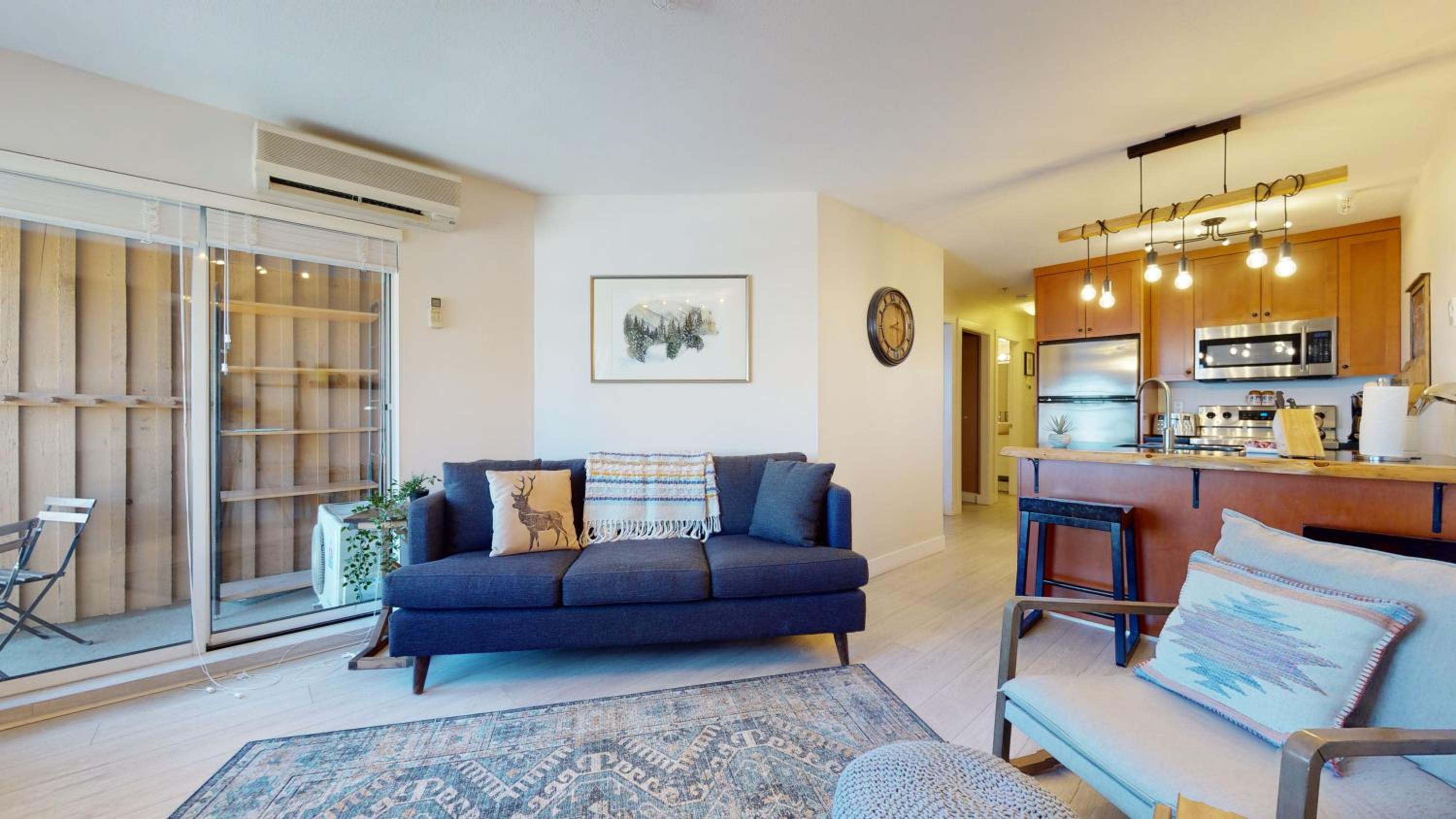 1BR plus Den in Marketplace Lodge, Village Location, Mountain Views, Complex Hot Tub