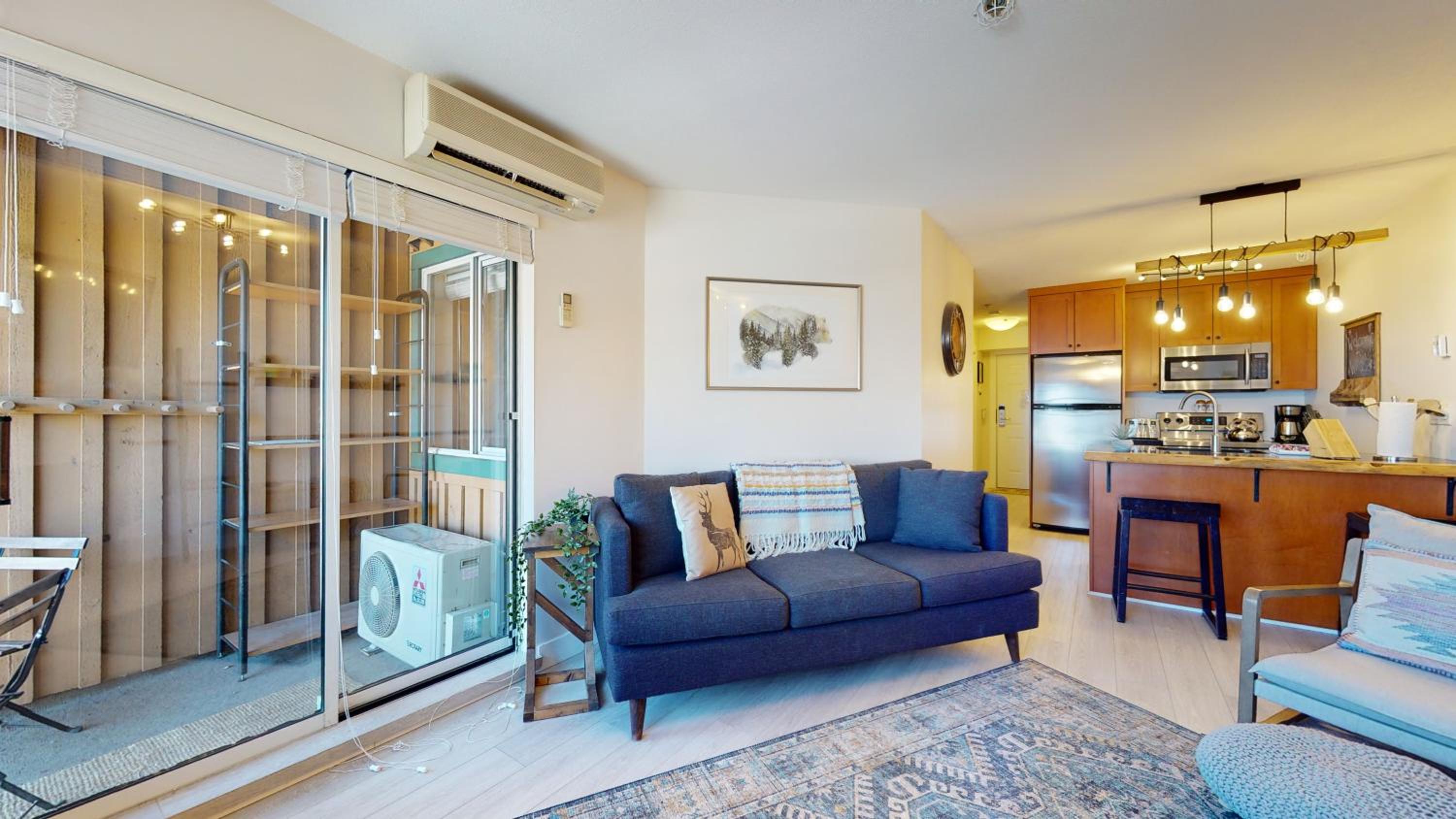 1BR plus Den in Marketplace Lodge, Village Location, Mountain Views, Complex Hot Tub