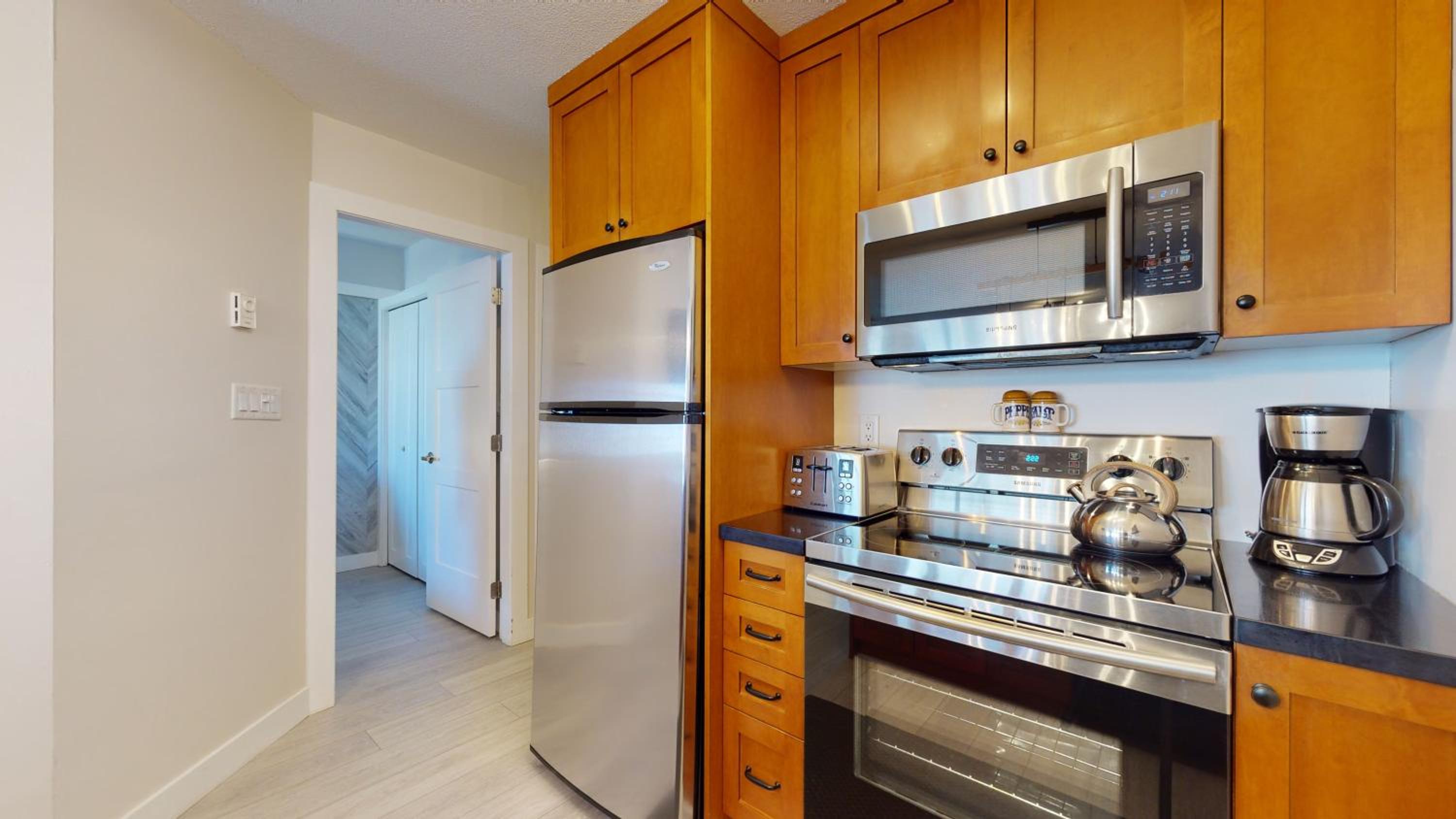 1BR plus Den in Marketplace Lodge, Village Location, Mountain Views, Complex Hot Tub