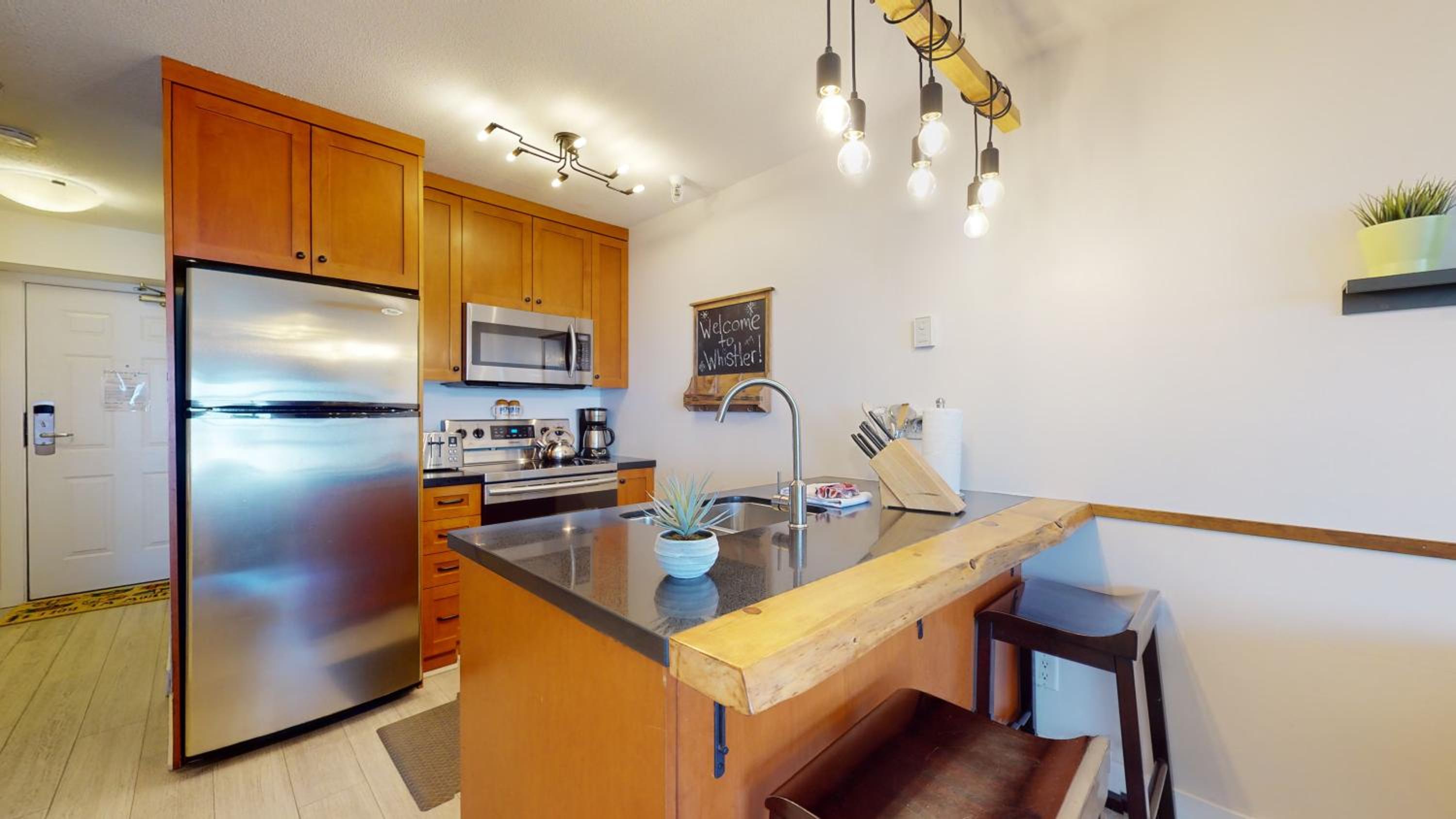 1BR plus Den in Marketplace Lodge, Village Location, Mountain Views, Complex Hot Tub
