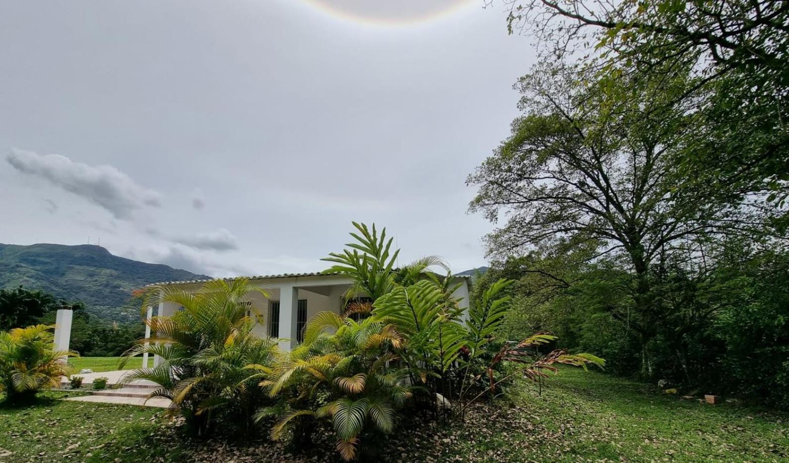 VILLETA, CASA CAMPESTRE CERCA DE PAYANDE