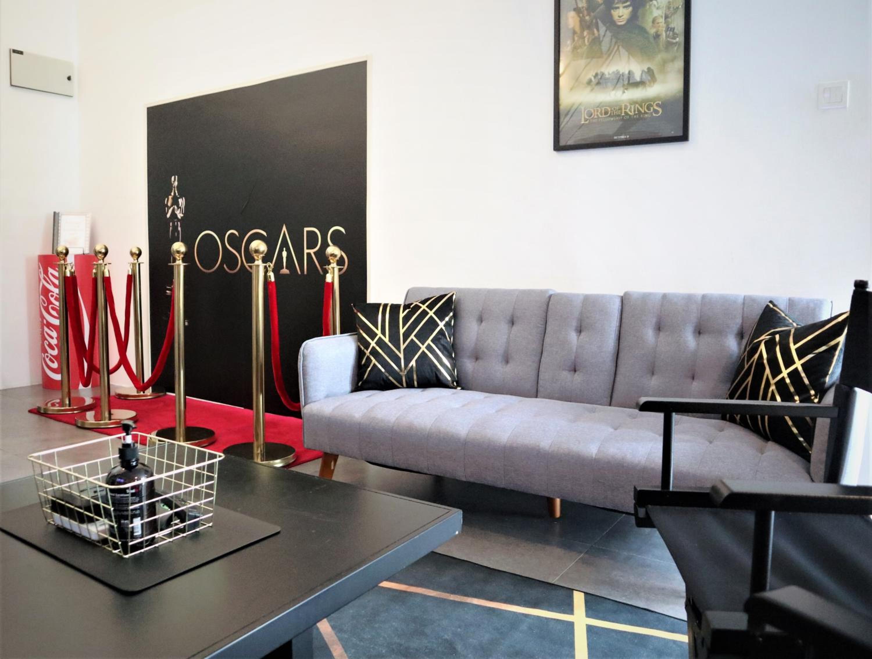 Hollywood Loft 6-7pax,5mins to Kidzania, IKEA, 1U photo 1