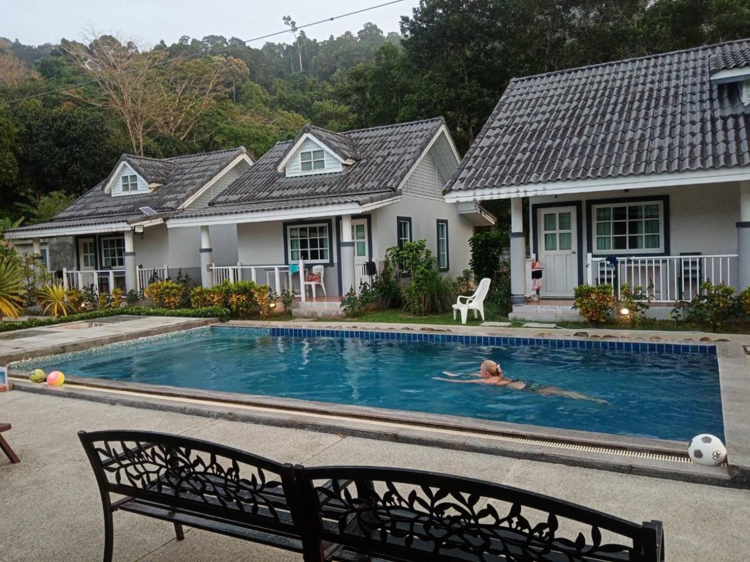 Suksompong Resort