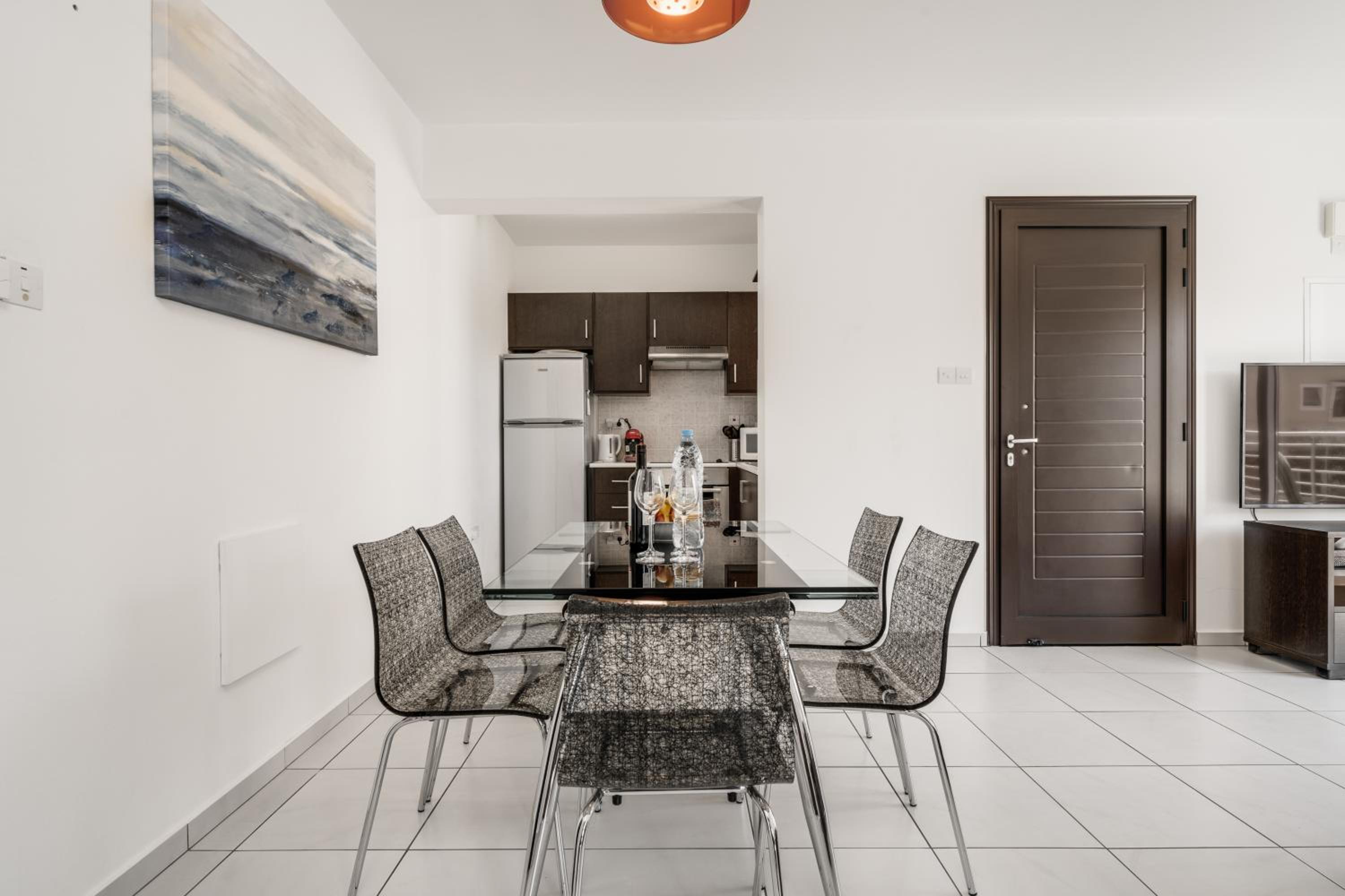 Lovely 2 Bedroom Family Apartment w/ Pool