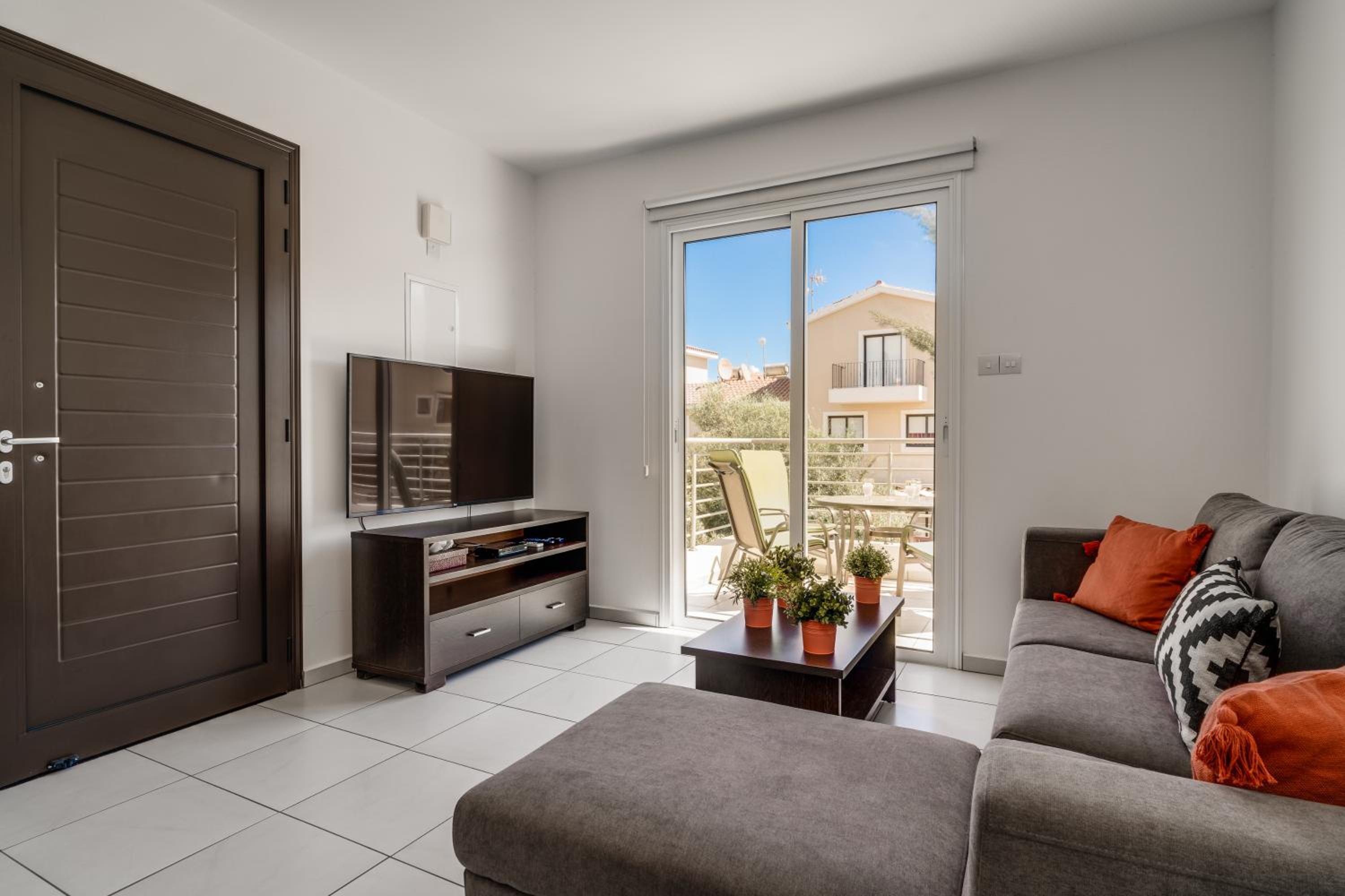 Lovely 2 Bedroom Family Apartment w/ Pool