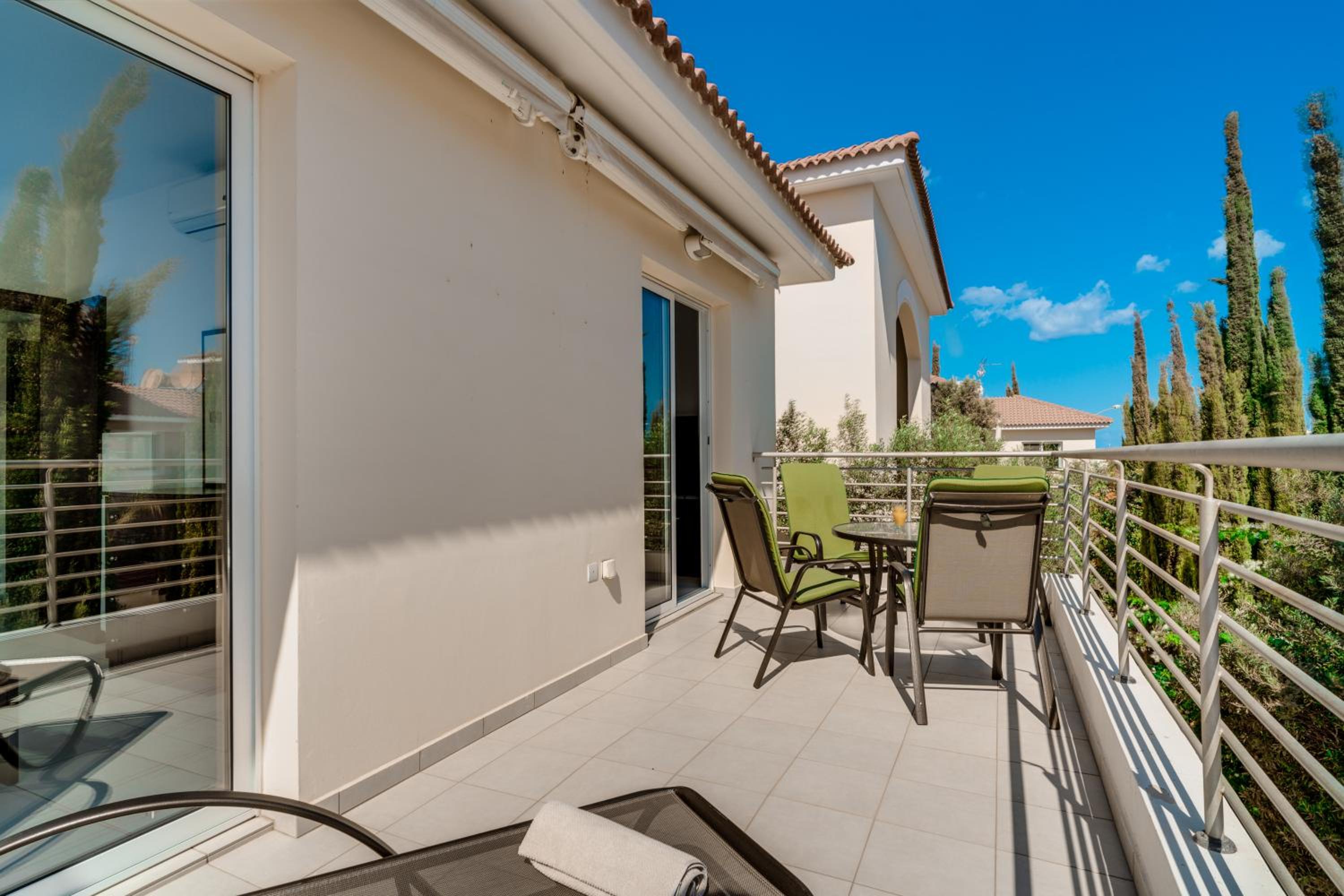 Lovely 2 Bedroom Family Apartment w/ Pool
