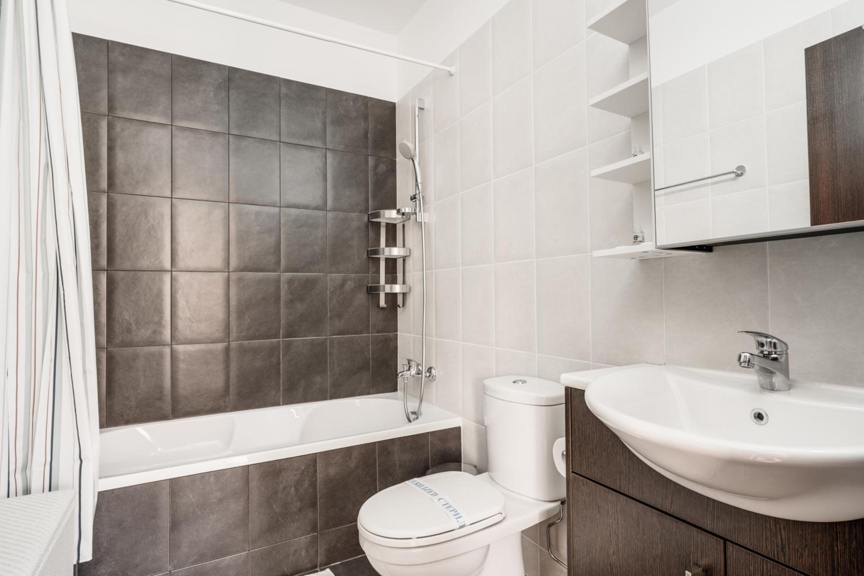 Lovely 2 Bedroom Family Apartment w/ Pool