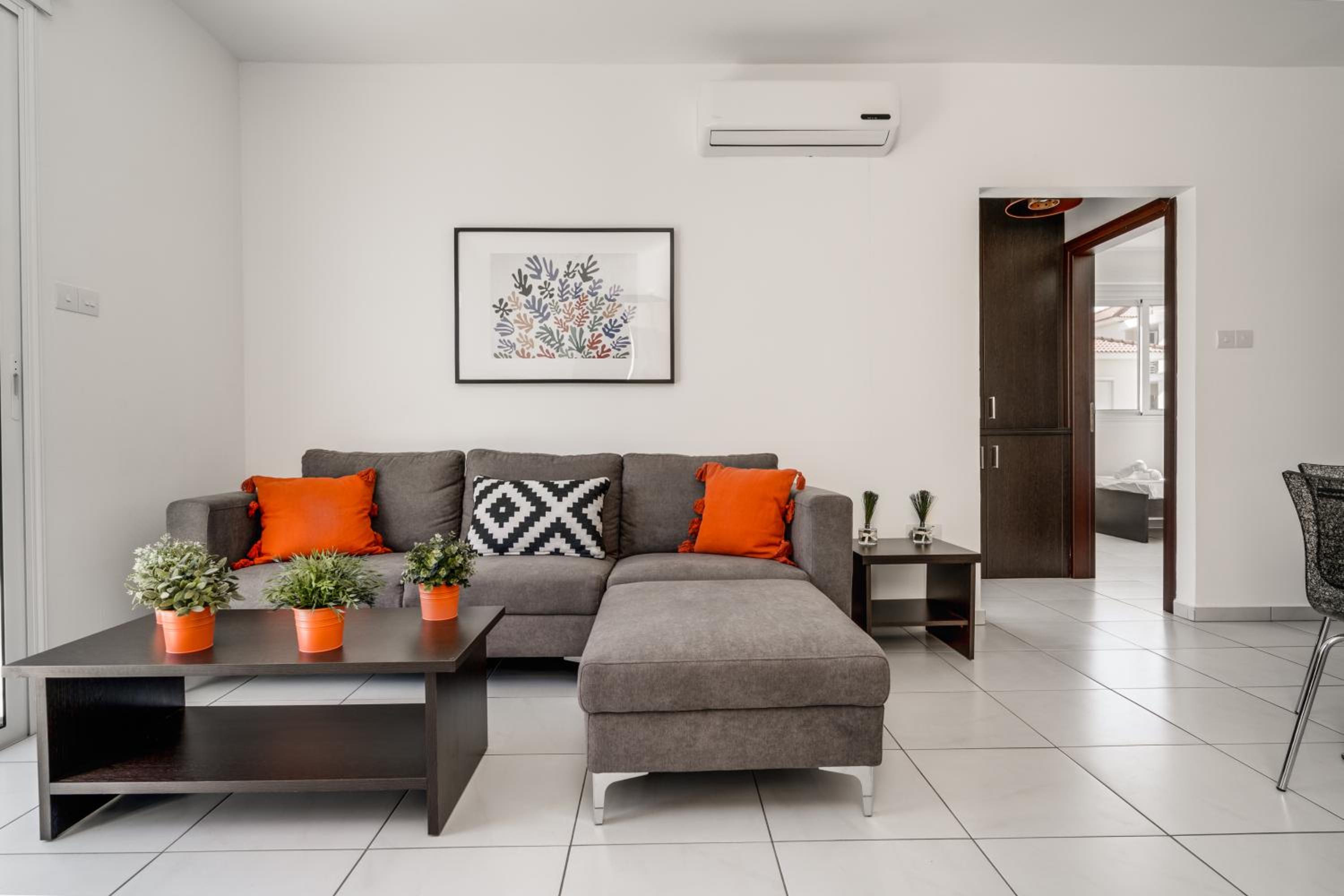 Lovely 2 Bedroom Family Apartment w/ Pool