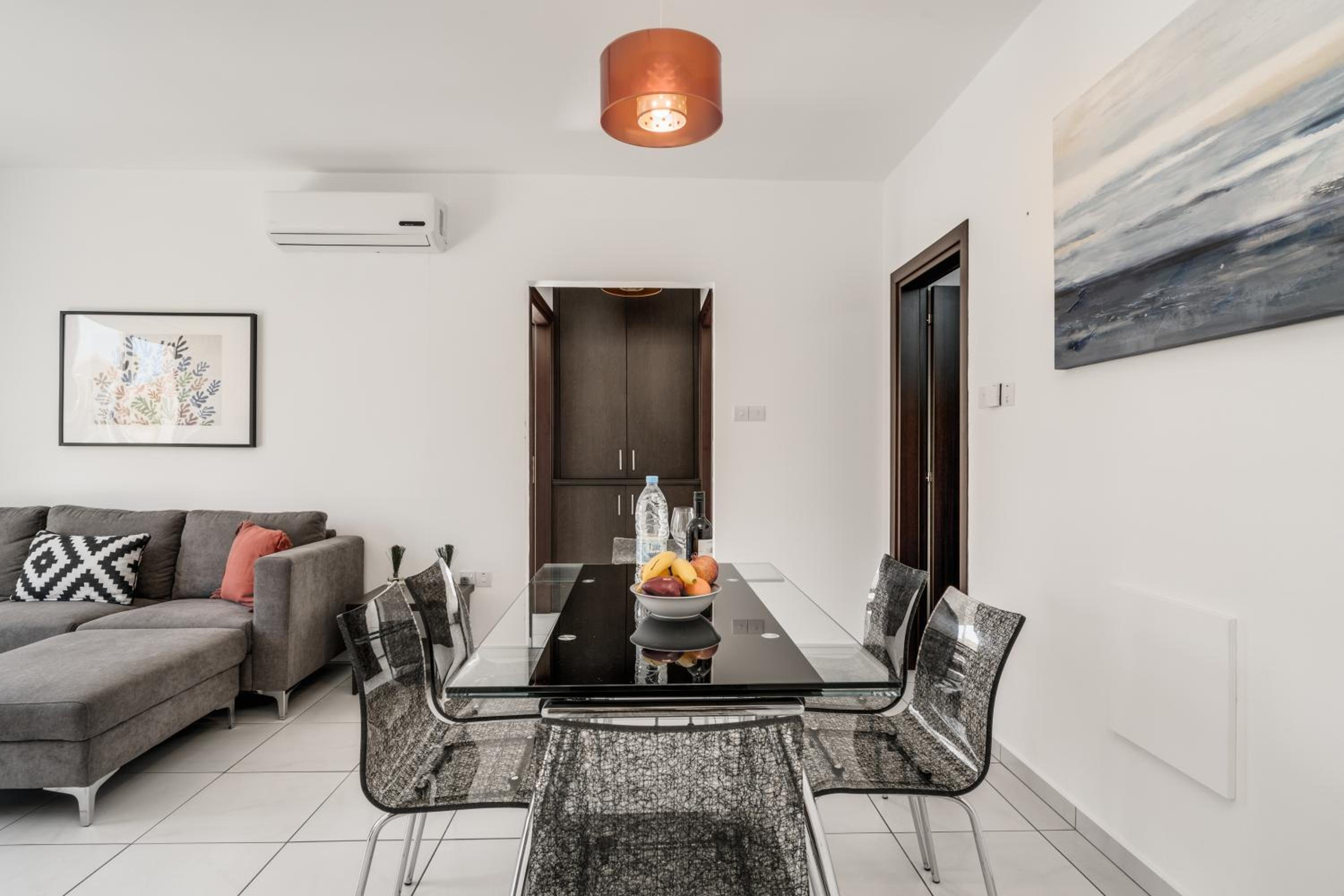Lovely 2 Bedroom Family Apartment w/ Pool
