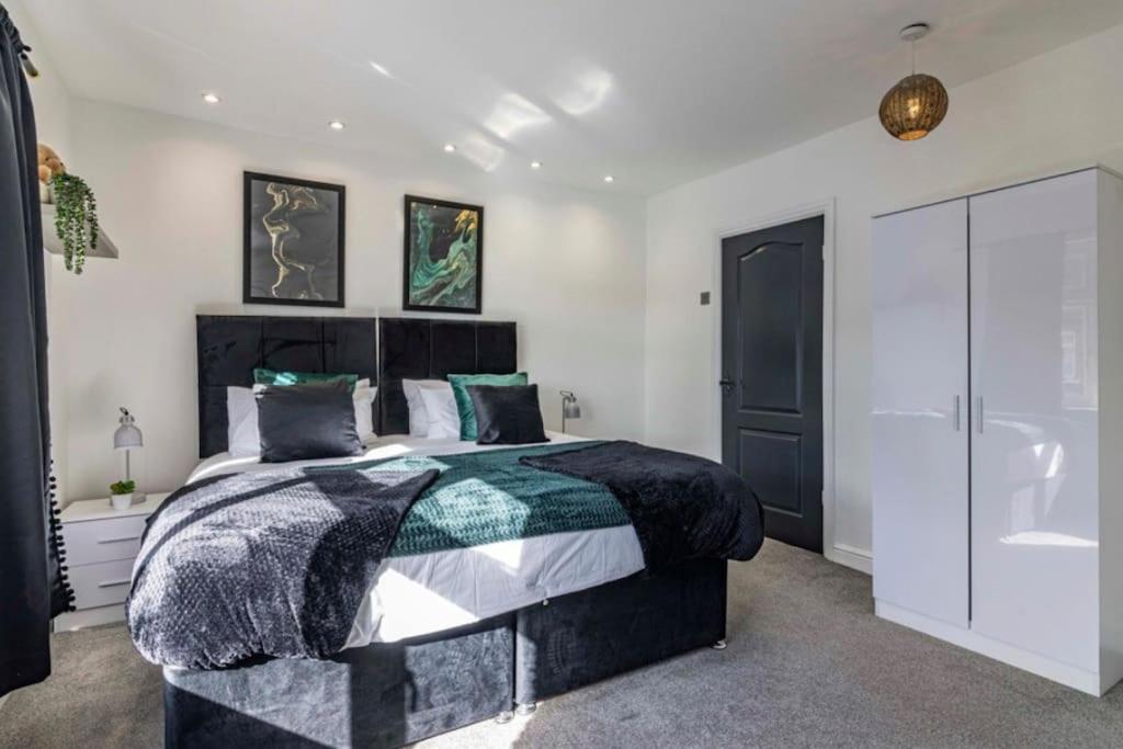 Entire Home in Mansfield, Great for Contractors and Families, Private Garden and Parking