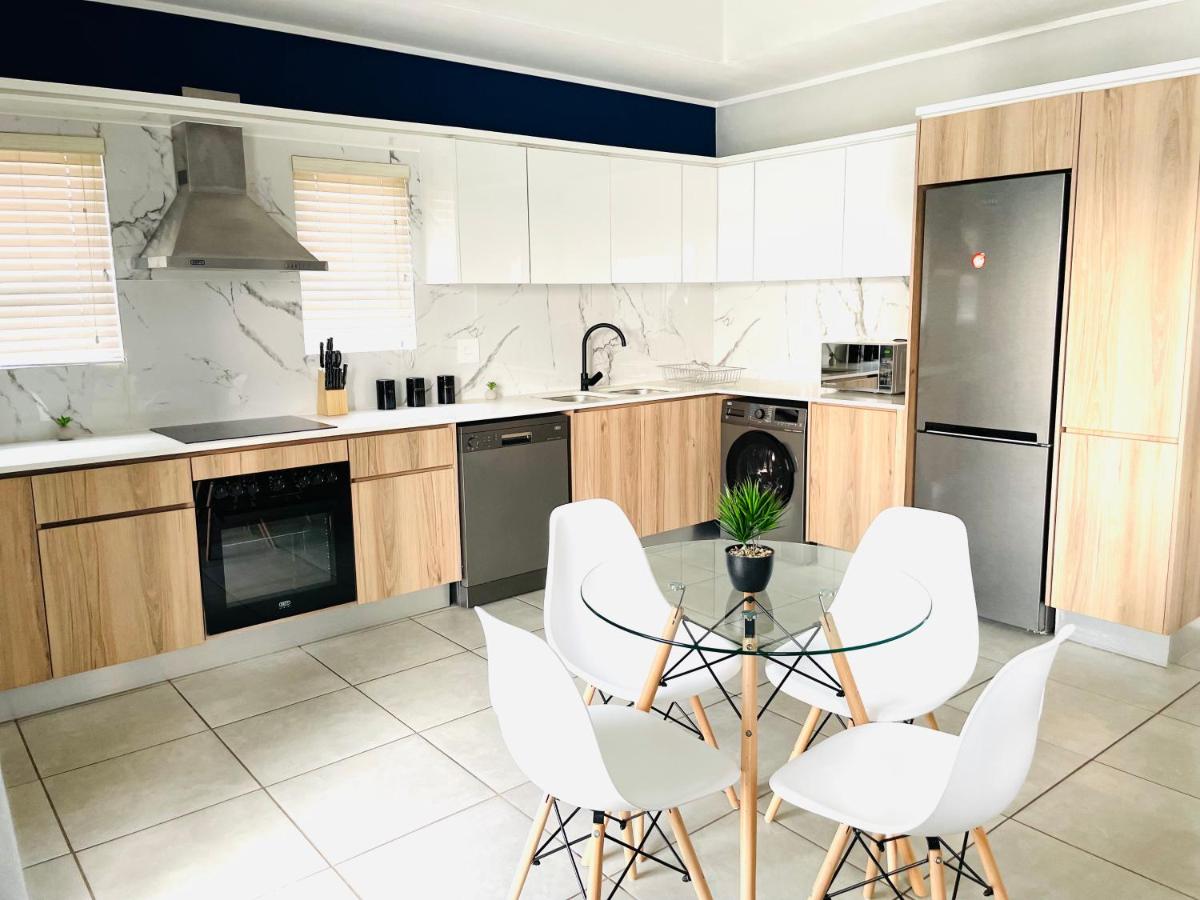 Luxury 2 Bedroom Penthouse in Waterfall With Backup Power, Midrand, photo 2 of 22
