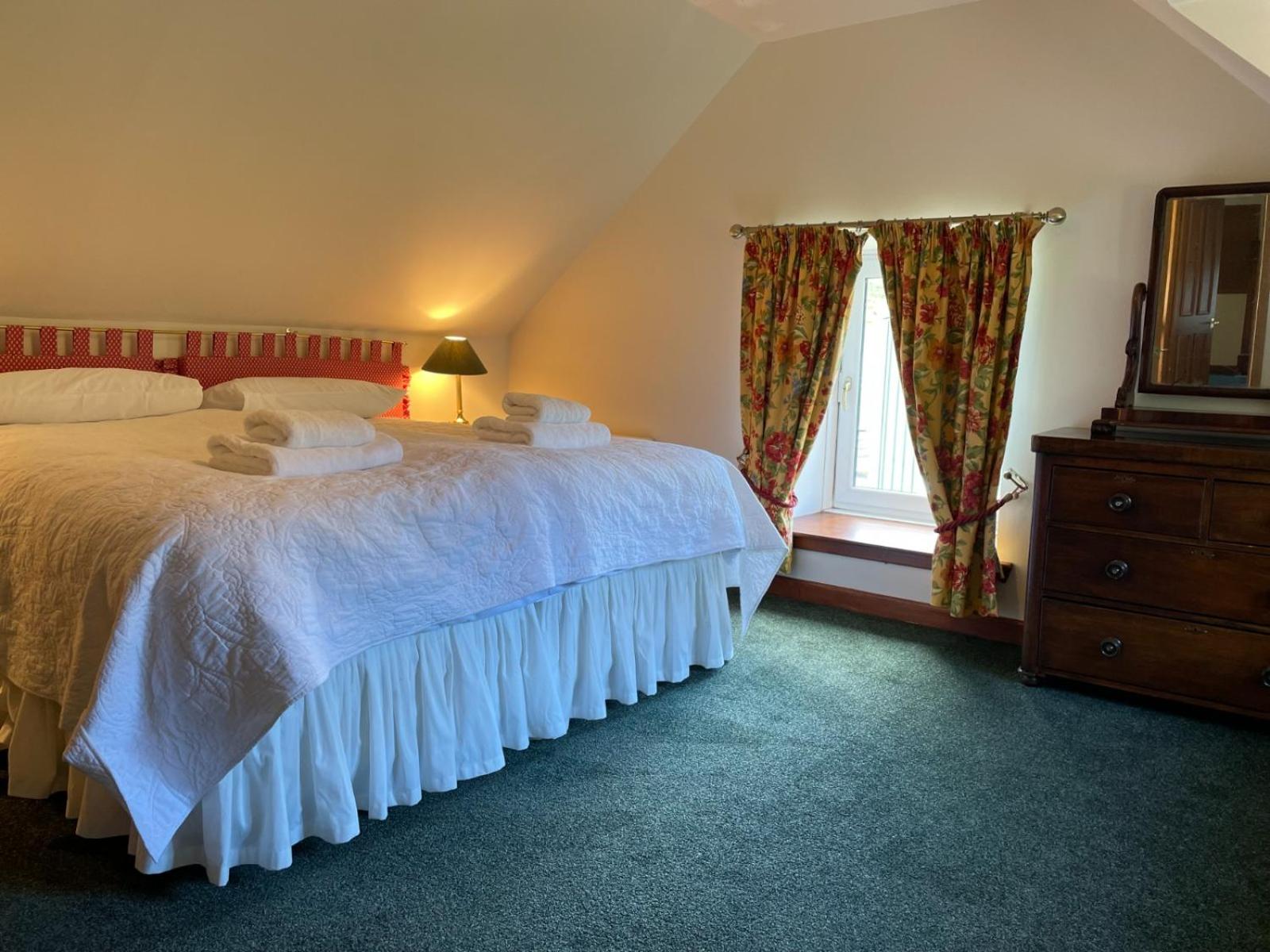 Exclusive private estate cottage view 3