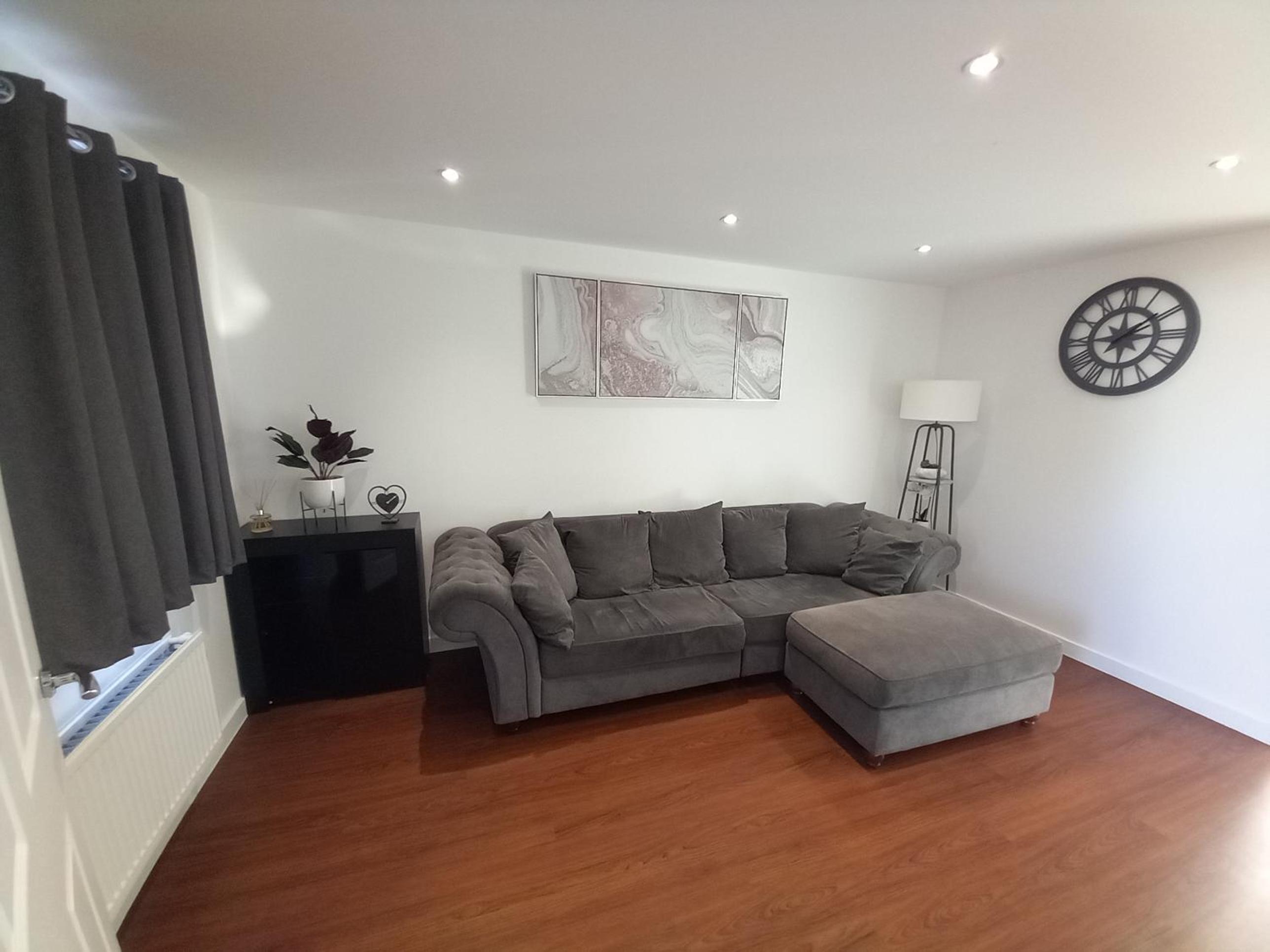 Modern 3bedroom house with Netflix & 2Driveway parking