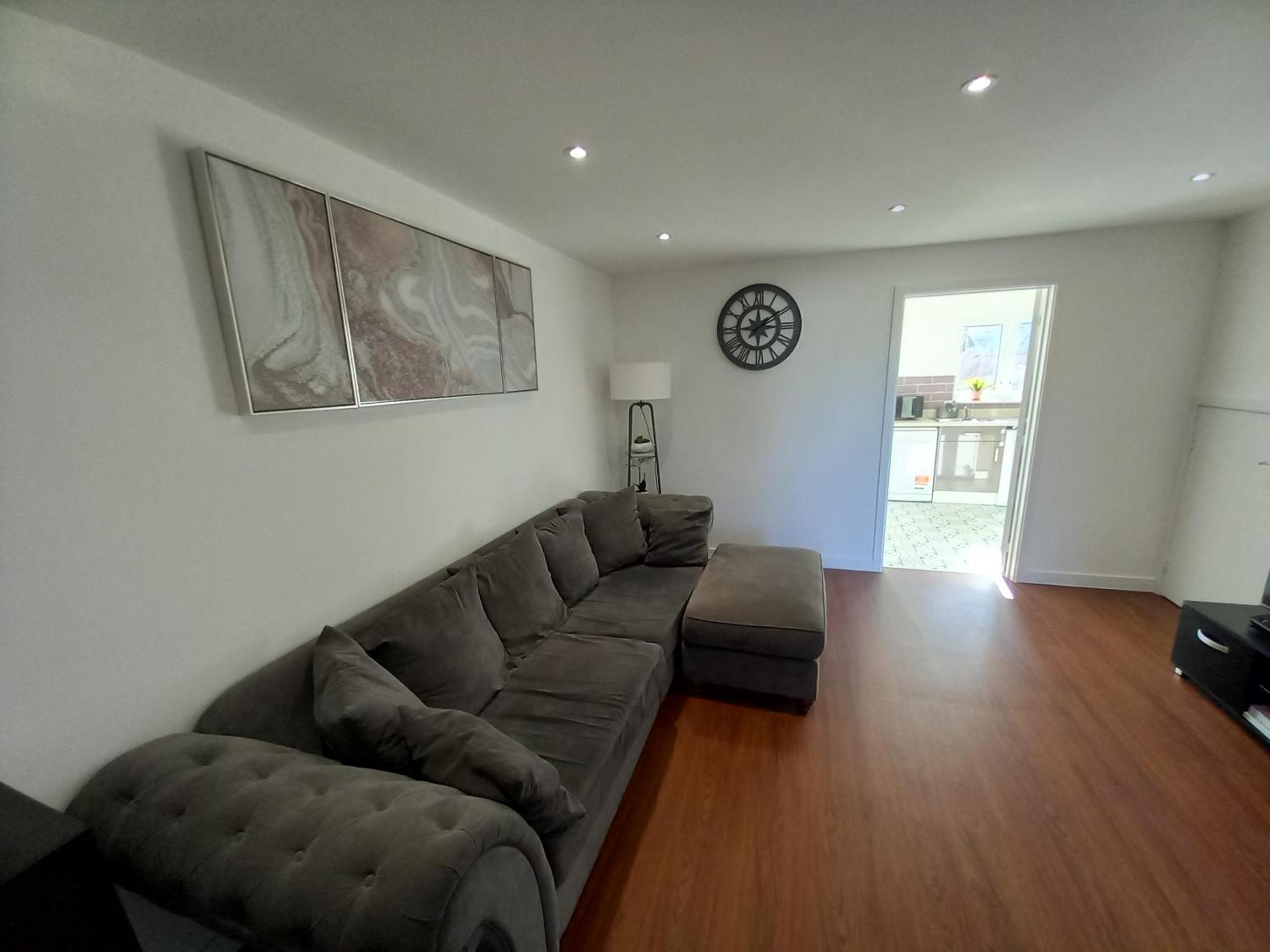 Modern 3bedroom house with Netflix & 2Driveway parking
