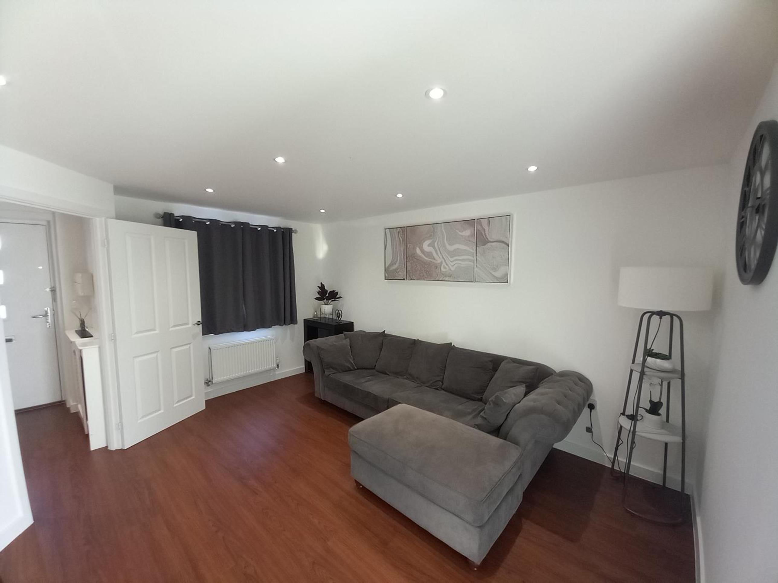 Modern 3bedroom house with Netflix & 2Driveway parking