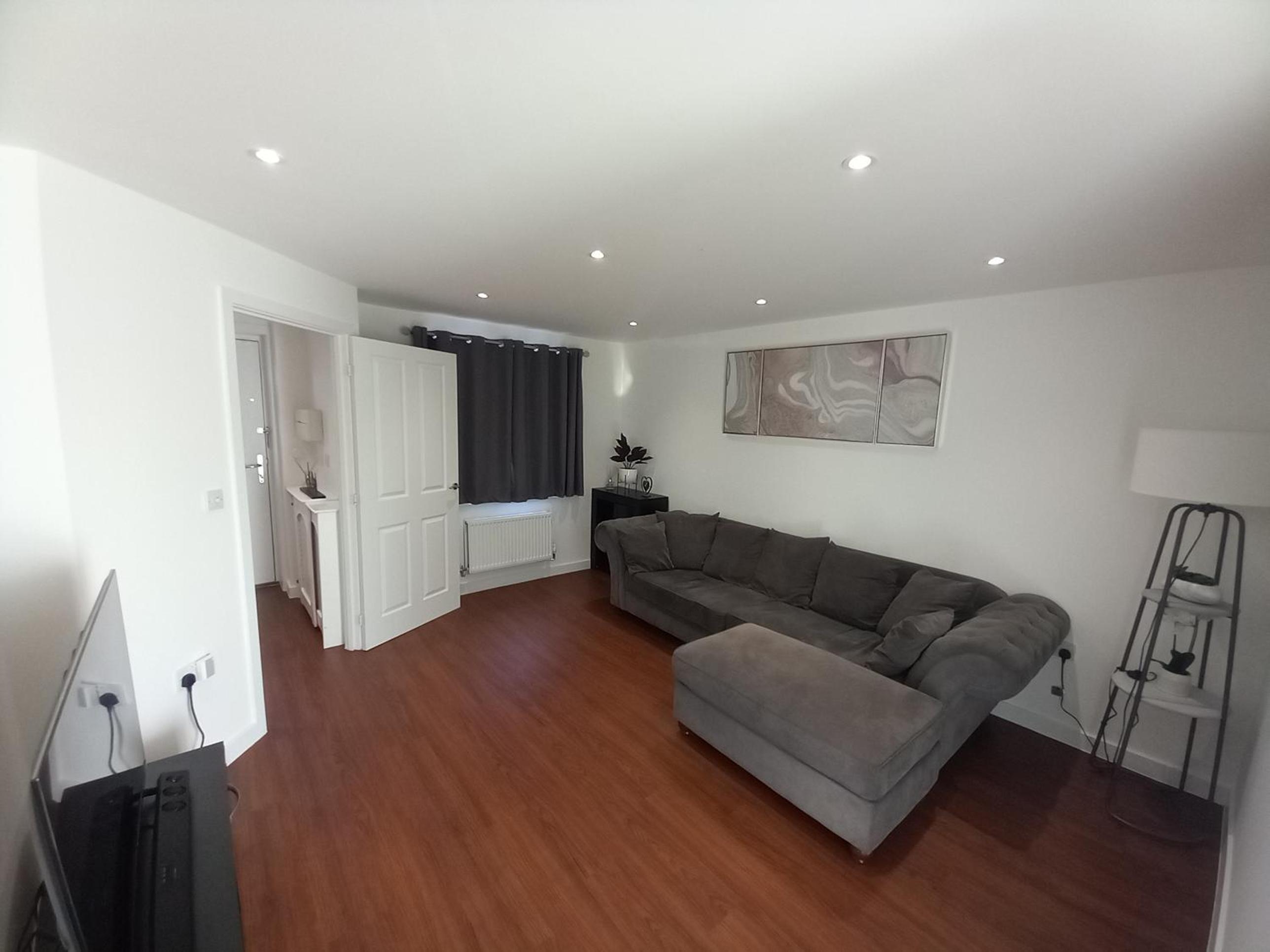 Modern 3bedroom house with Netflix & 2Driveway parking