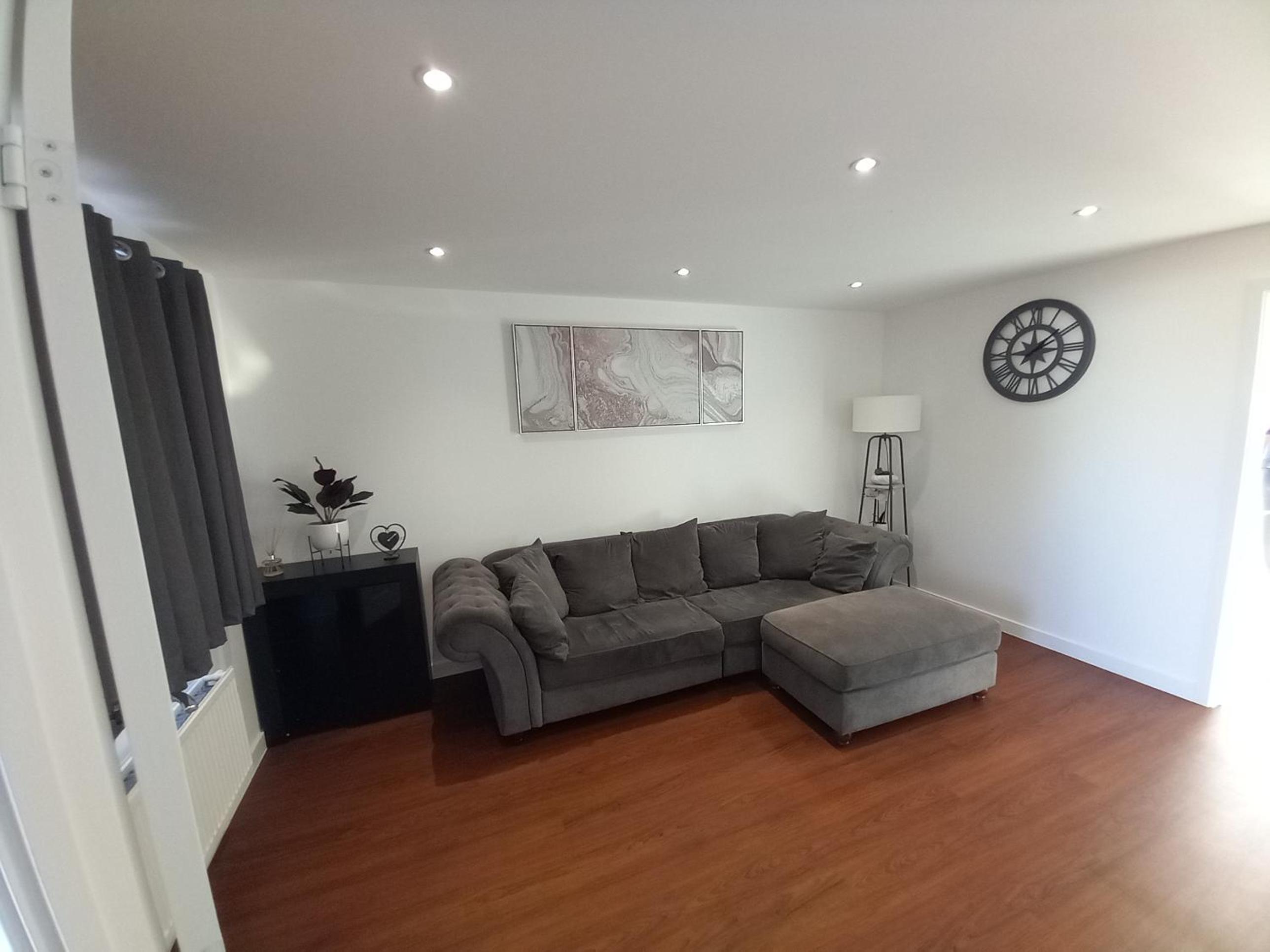 Modern 3bedroom house with Netflix & 2Driveway parking
