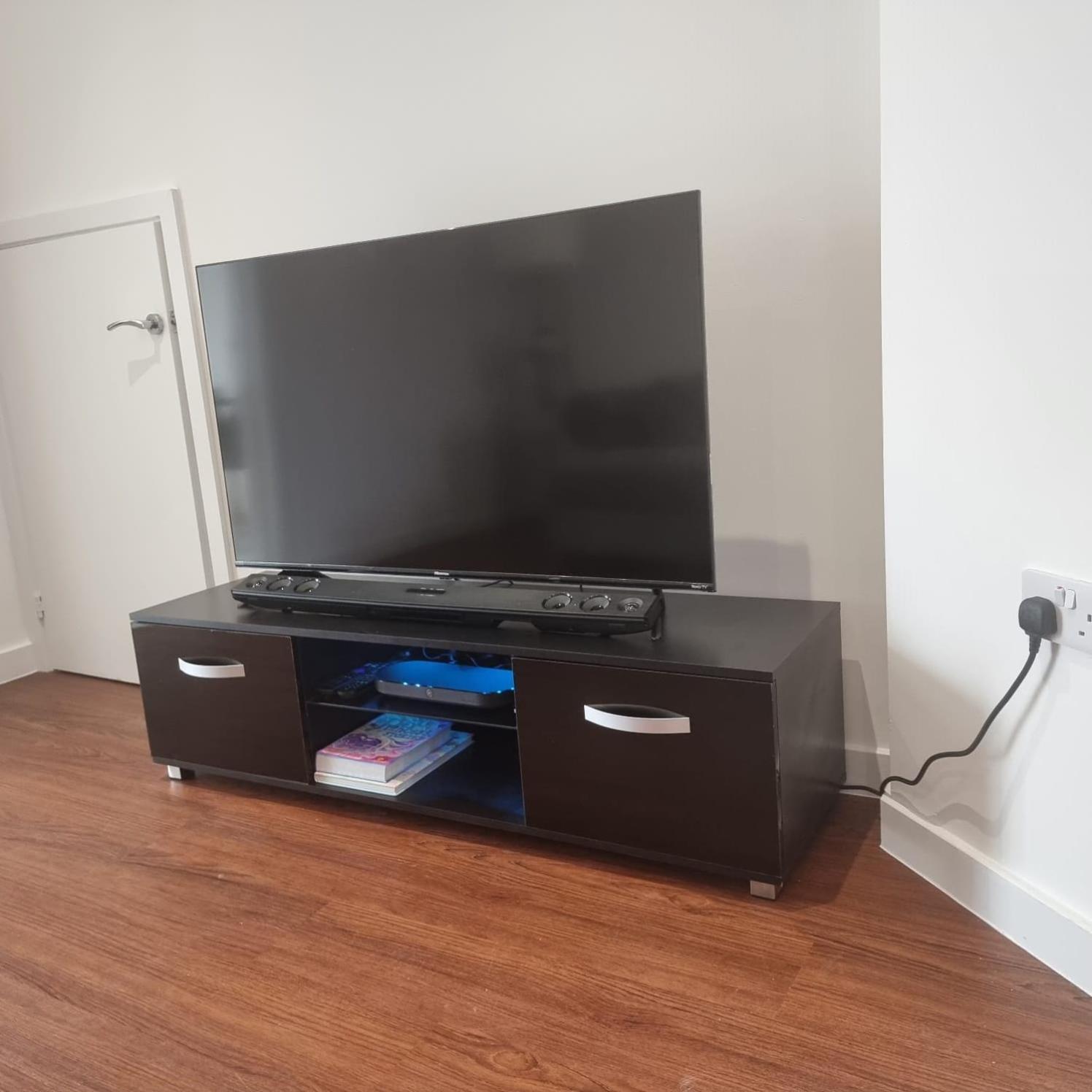 Modern 3bedroom house with Netflix & 2Driveway parking