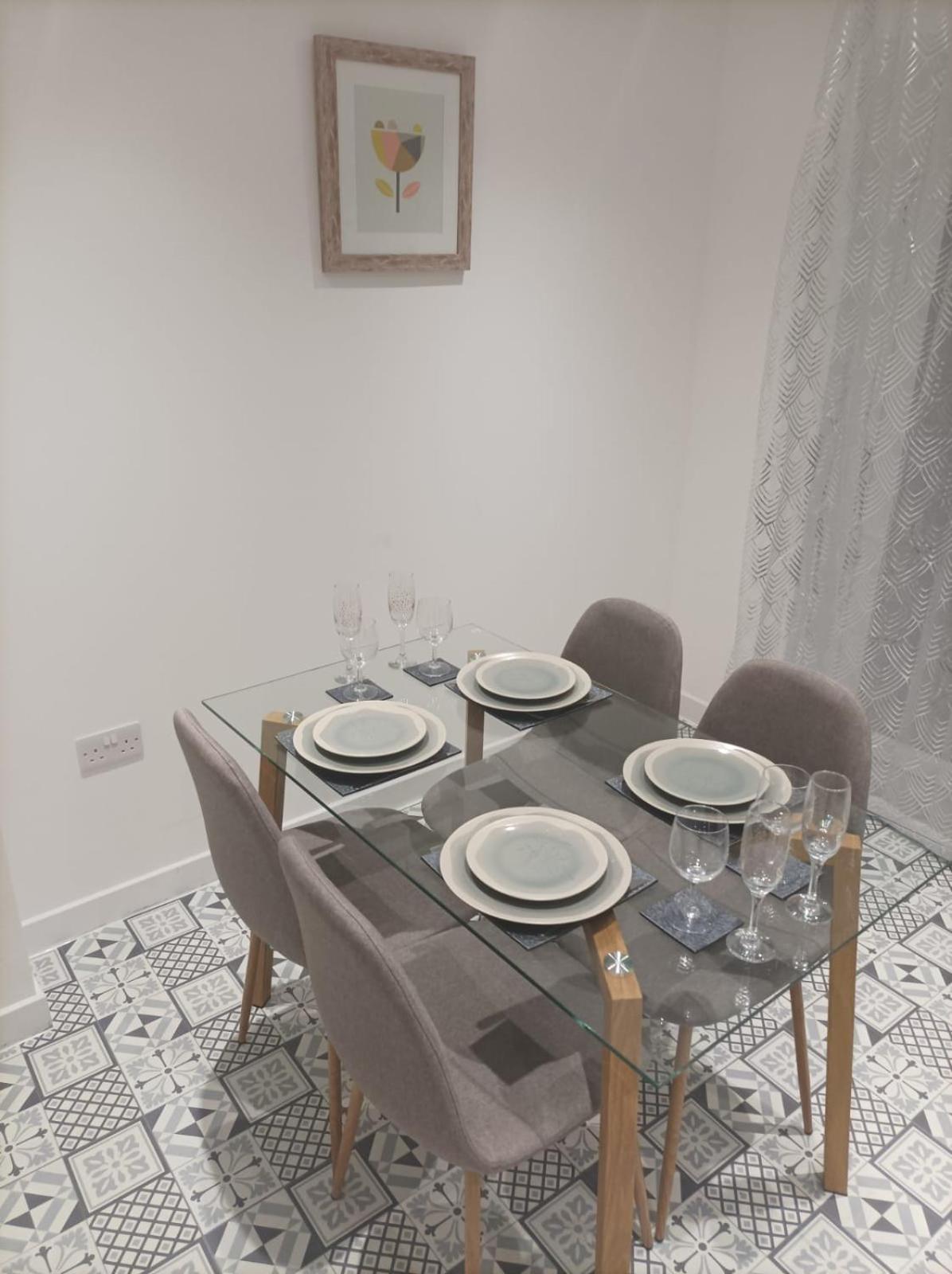 Modern 3bedroom house with Netflix & 2Driveway parking