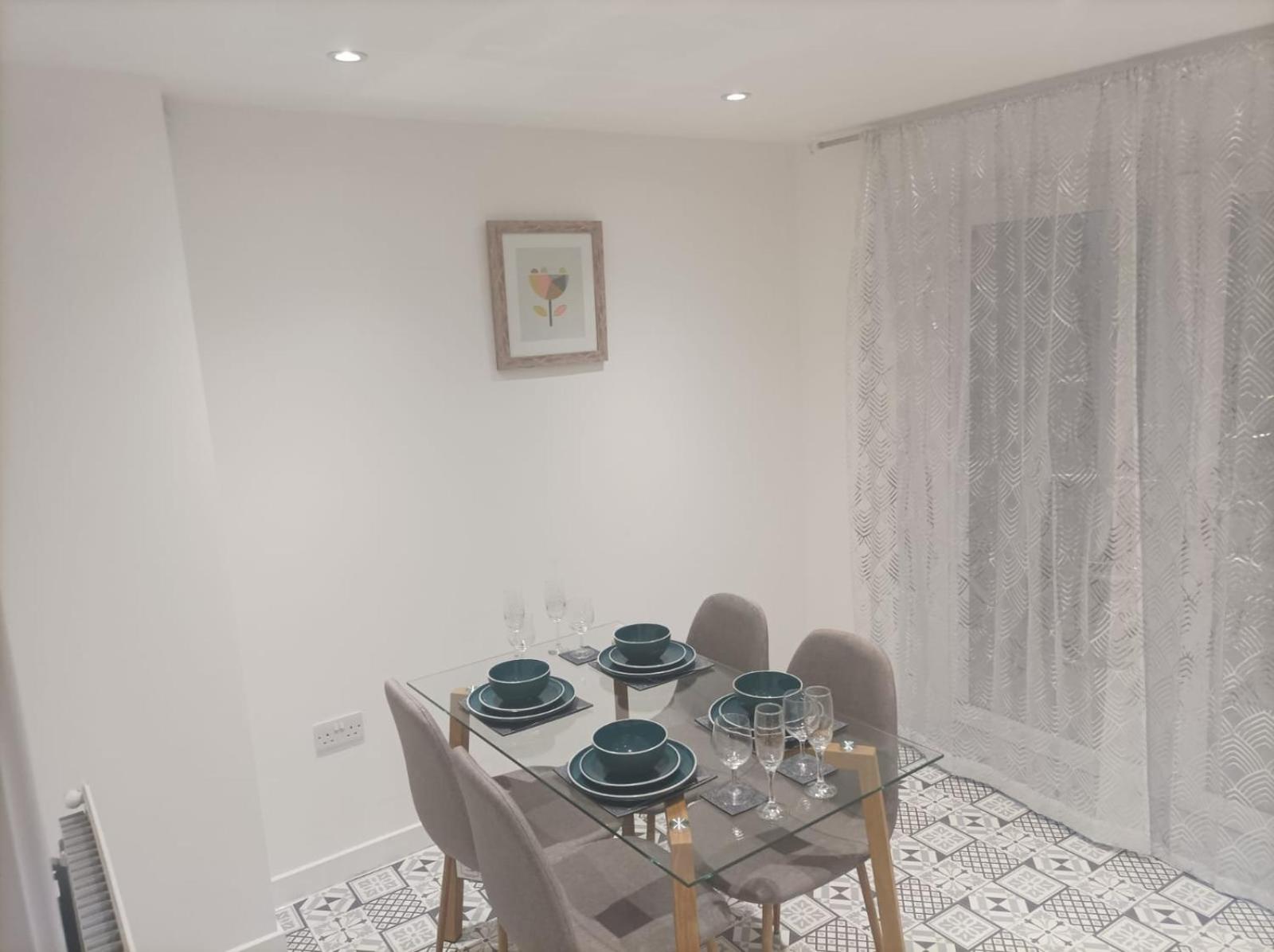 Modern 3bedroom house with Netflix & 2Driveway parking