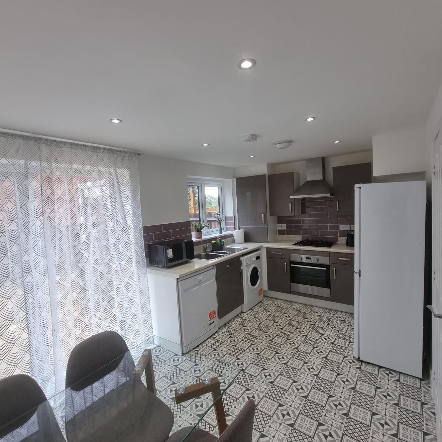 Modern 3bedroom house with Netflix & 2Driveway parking