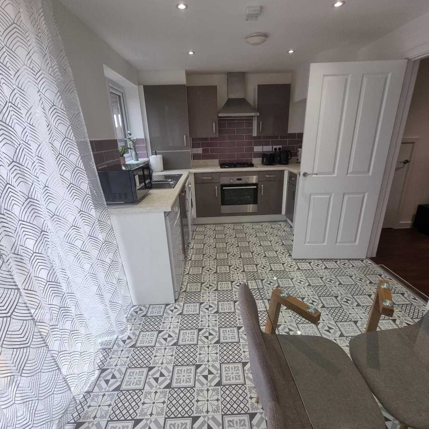 Modern 3bedroom house with Netflix & 2Driveway parking