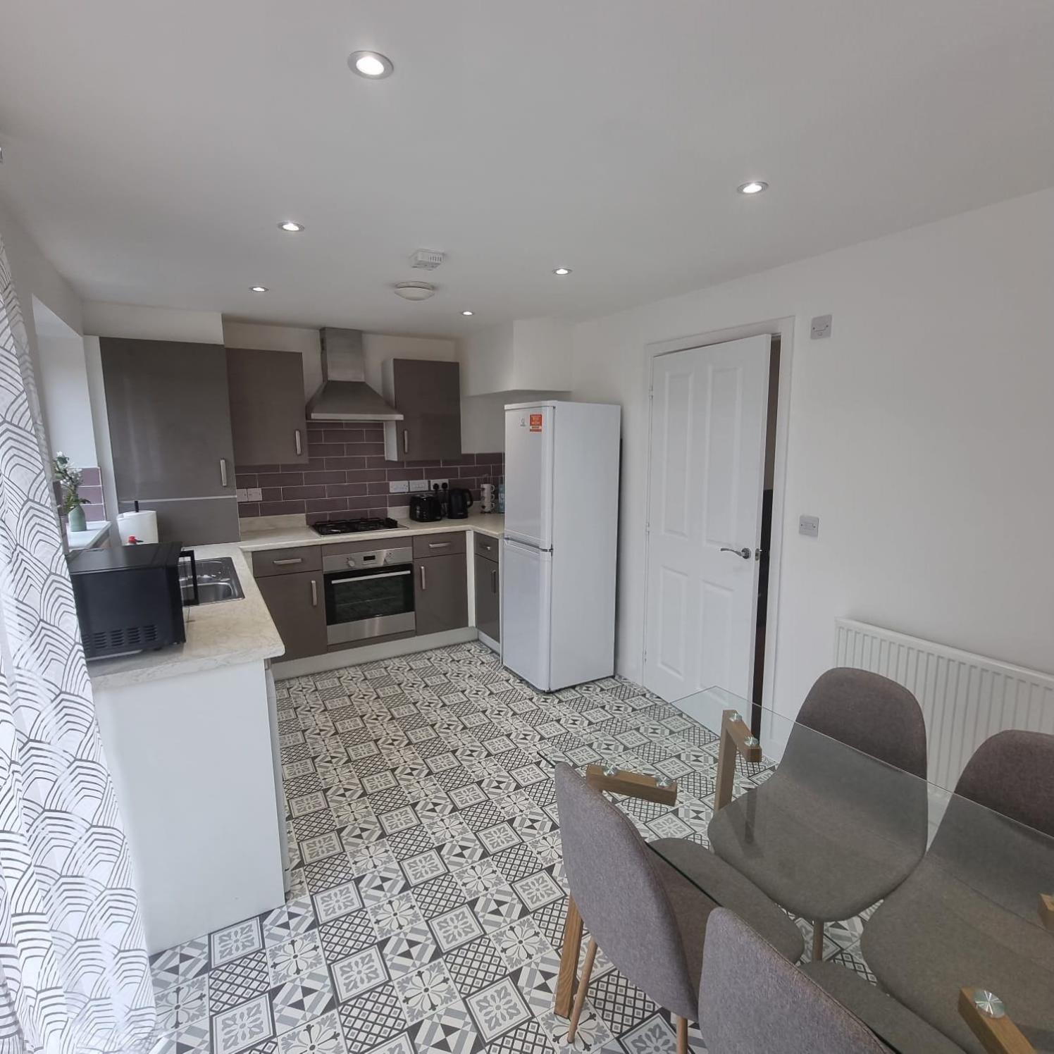 Modern 3bedroom house with Netflix & 2Driveway parking