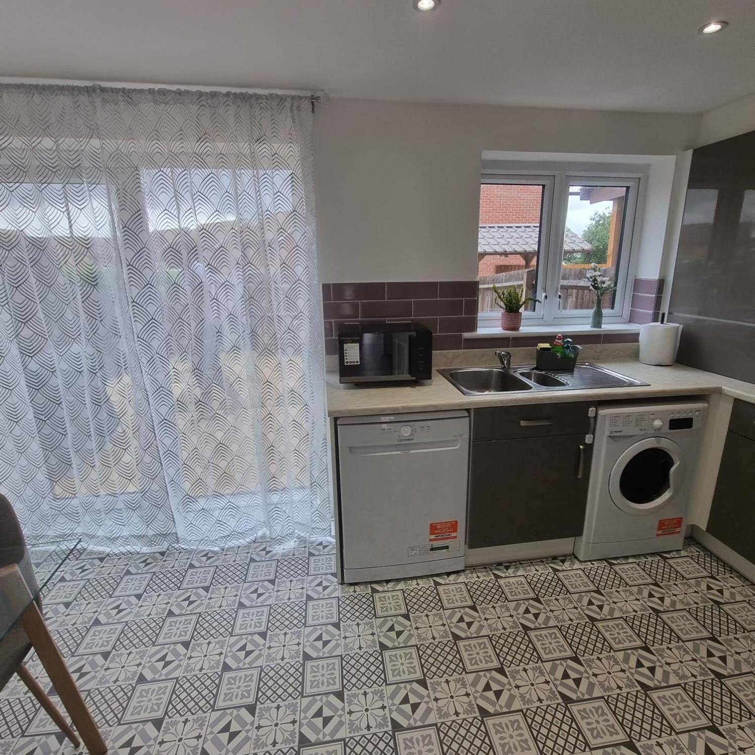 Modern 3bedroom house with Netflix & 2Driveway parking