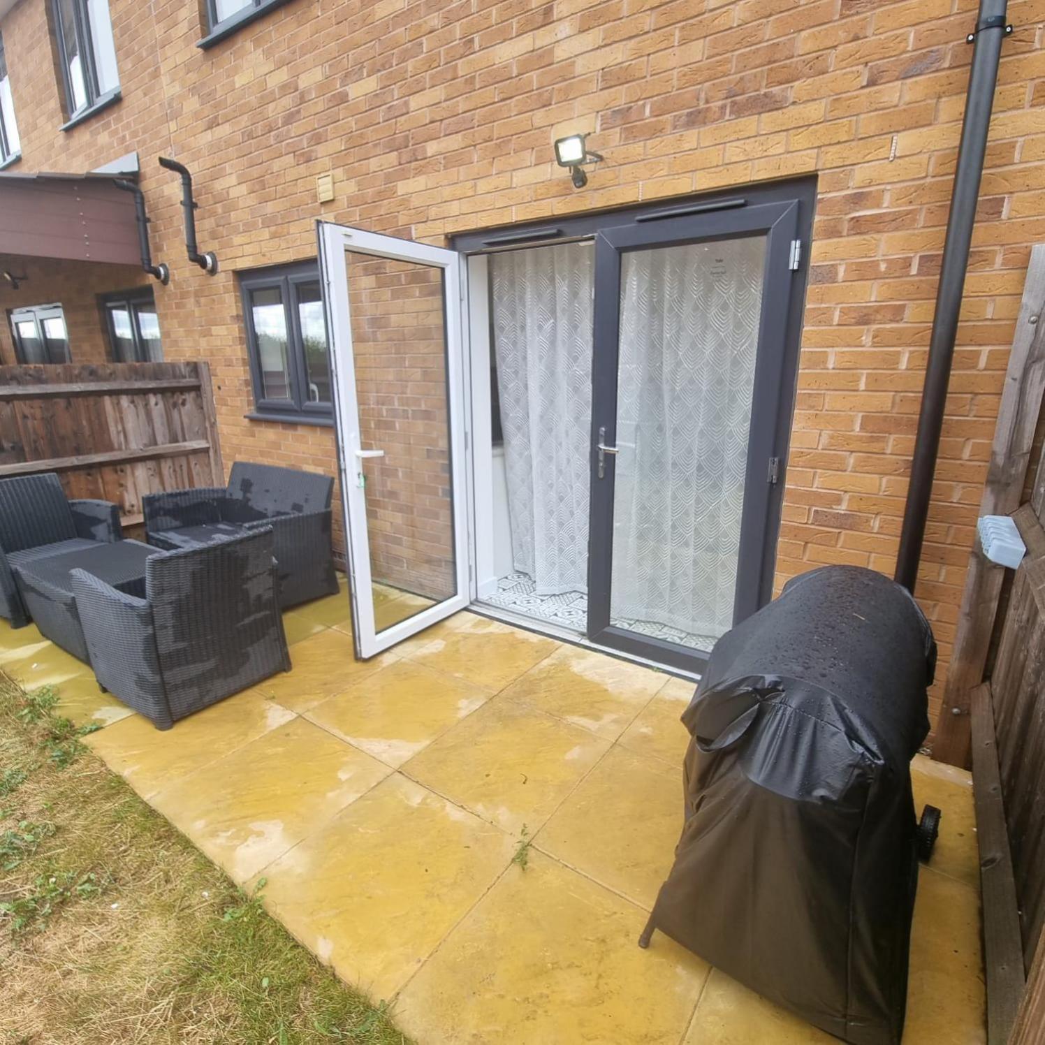 Modern 3bedroom house with Netflix & 2Driveway parking