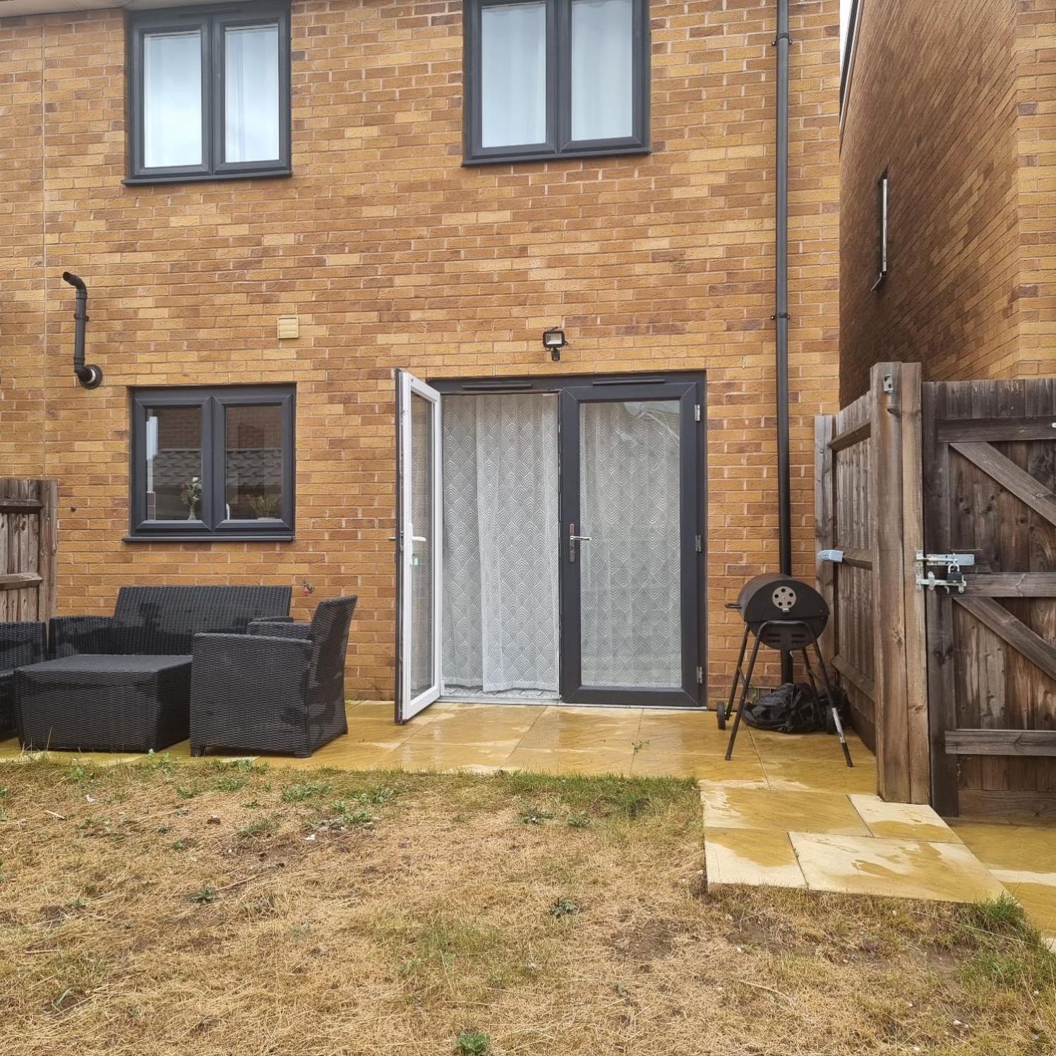 Modern 3bedroom house with Netflix & 2Driveway parking