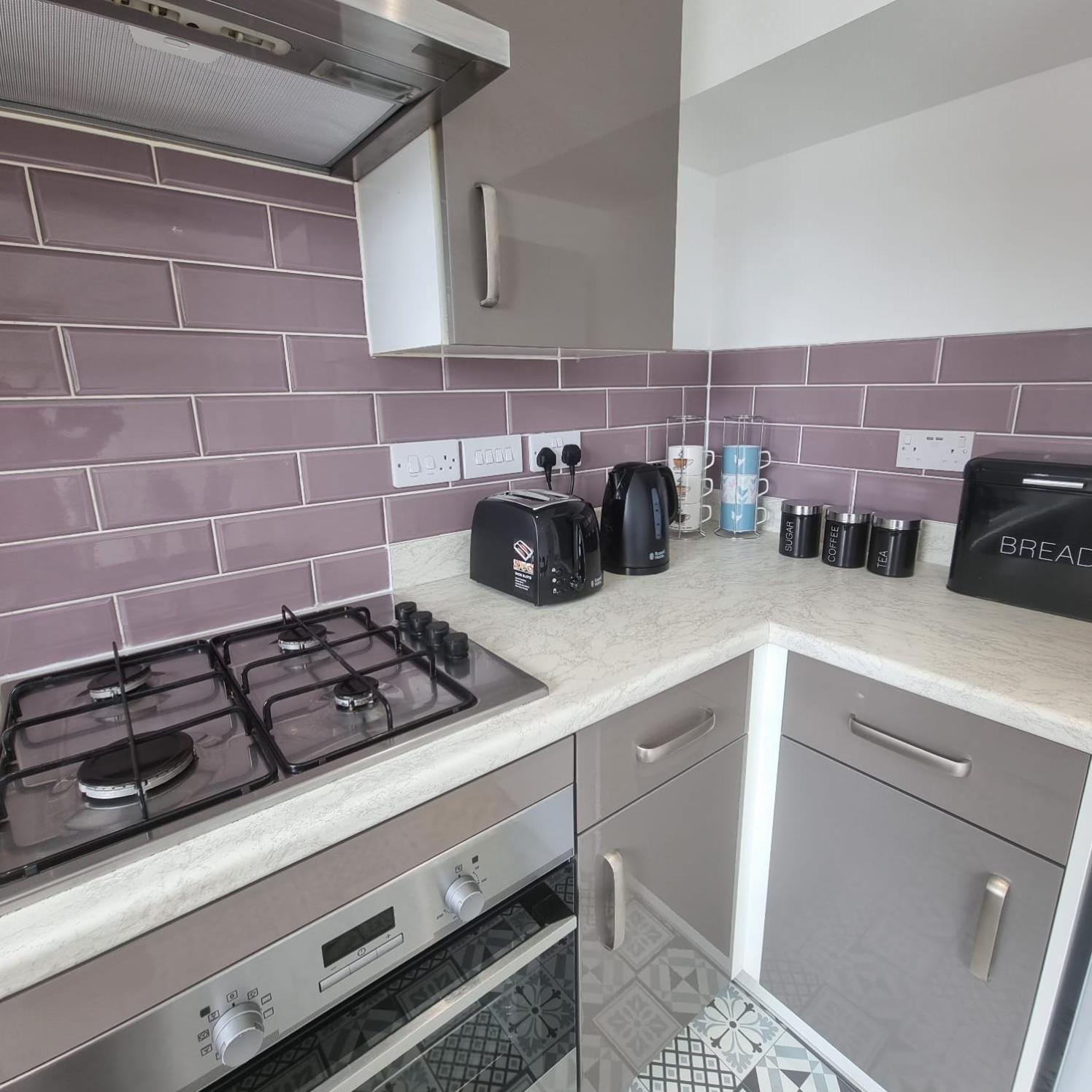 Modern 3bedroom house with Netflix & 2Driveway parking