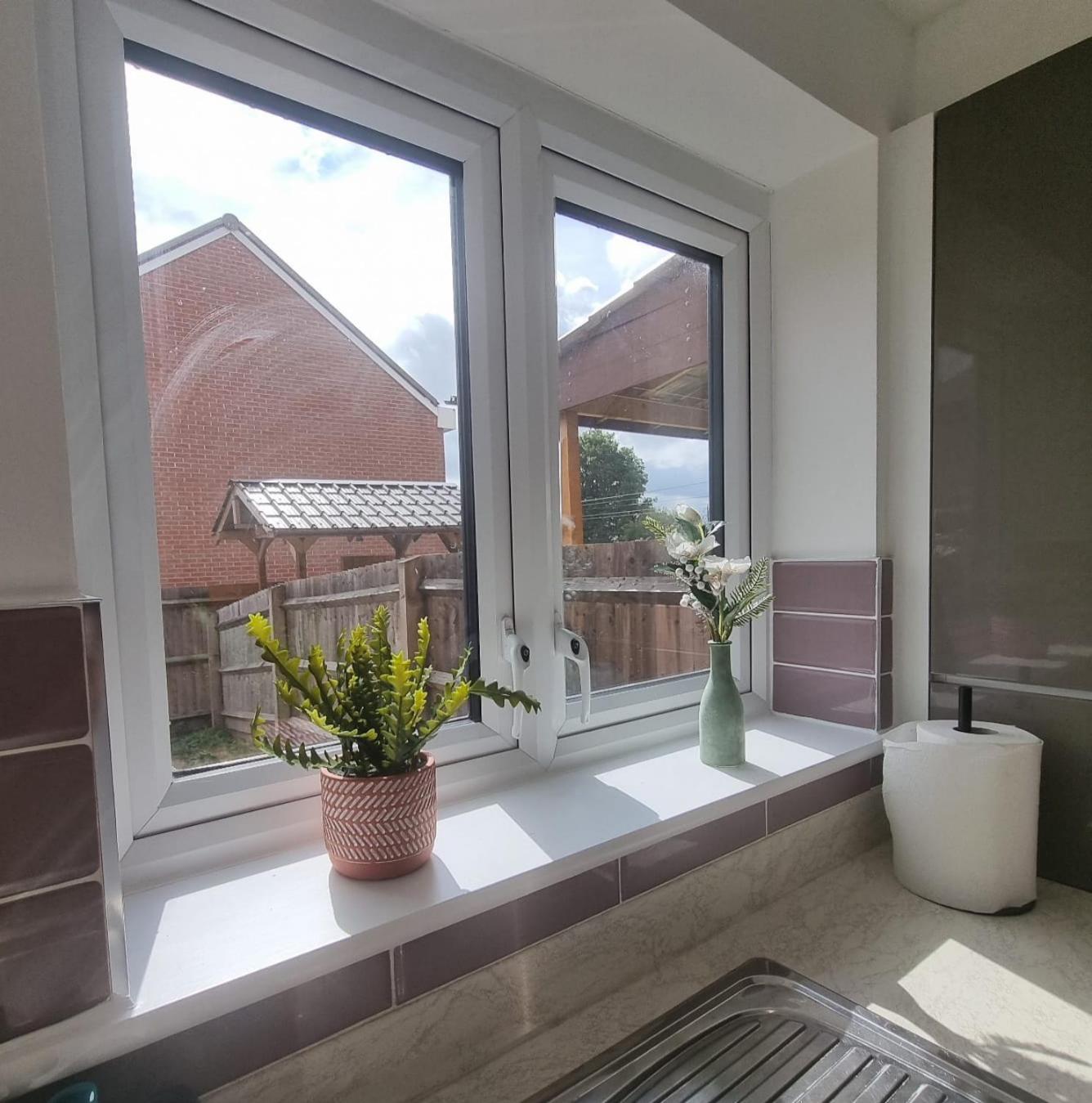 Modern 3bedroom house with Netflix & 2Driveway parking